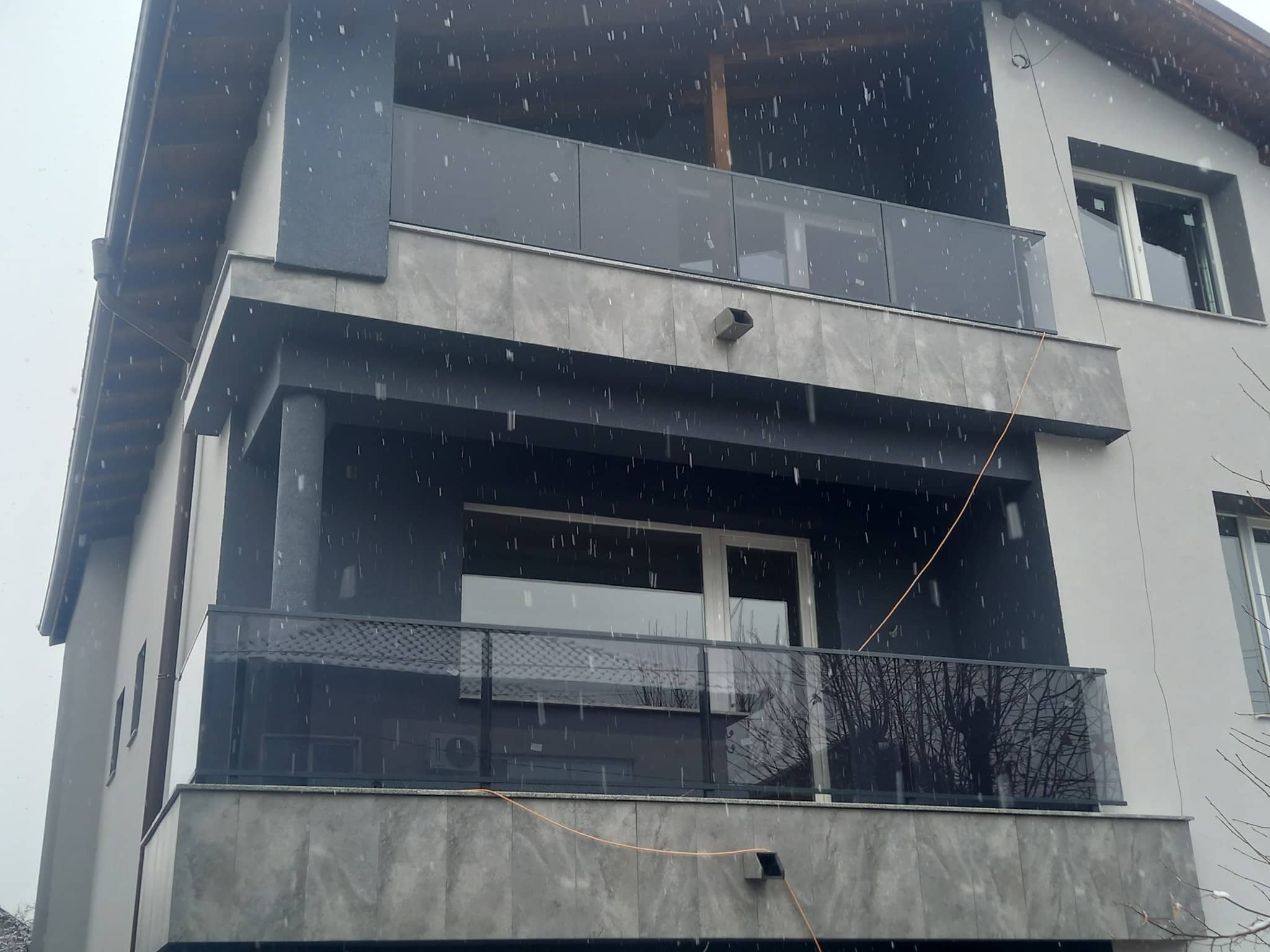 aluminievi parapeti sus stuklo 1