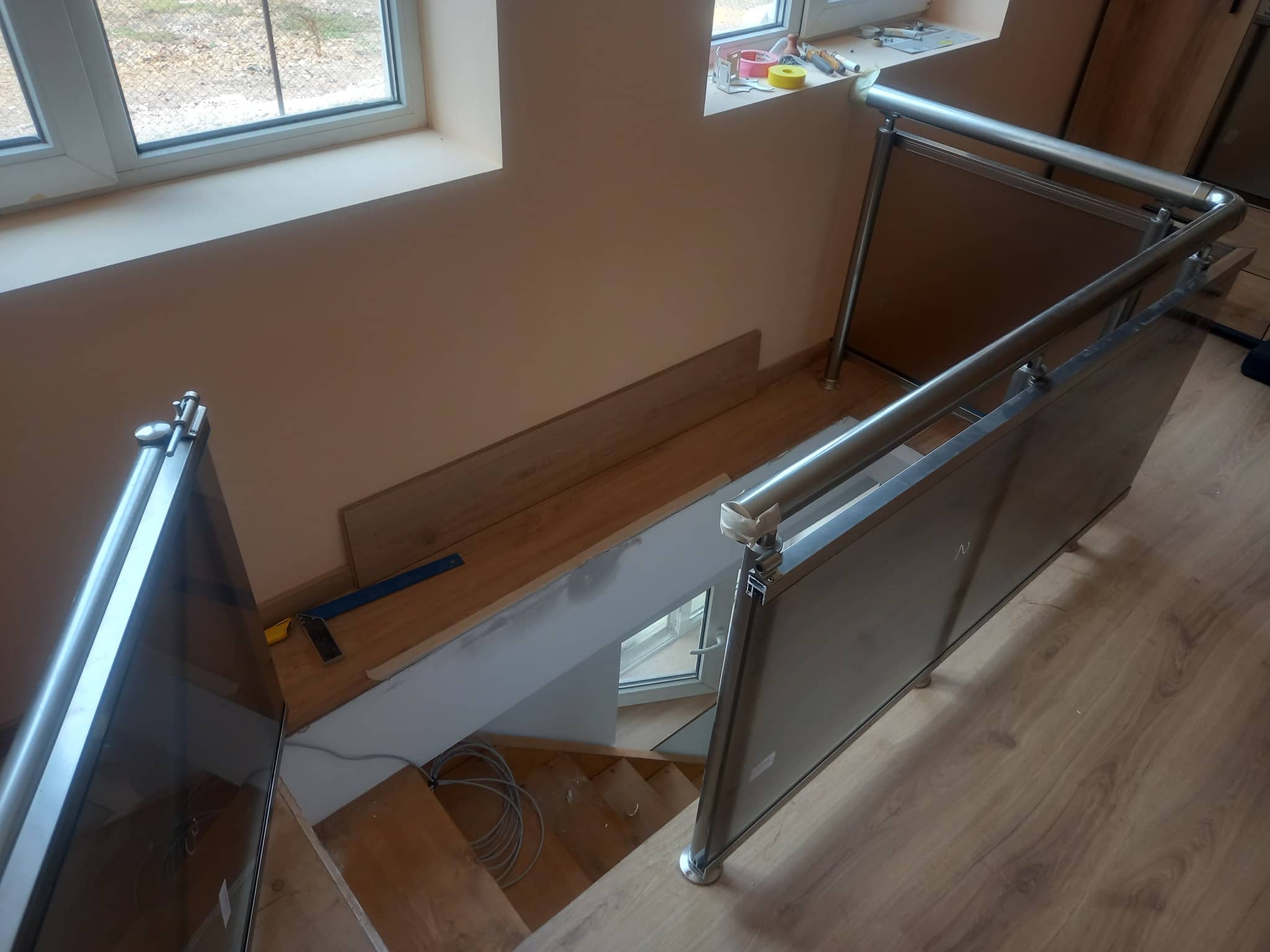 aluminievi parapeti sus stuklo 10