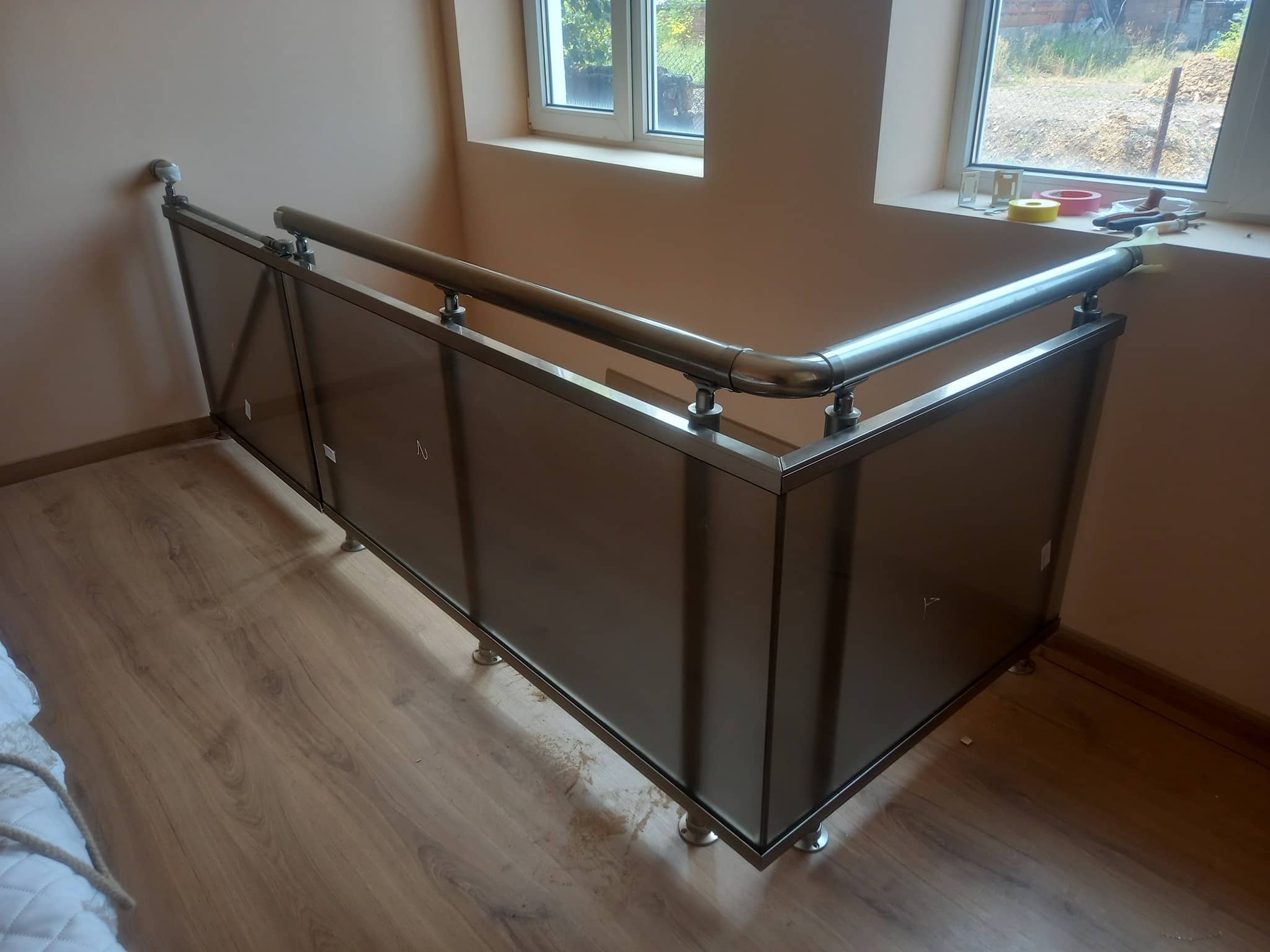 aluminievi parapeti sus stuklo 12