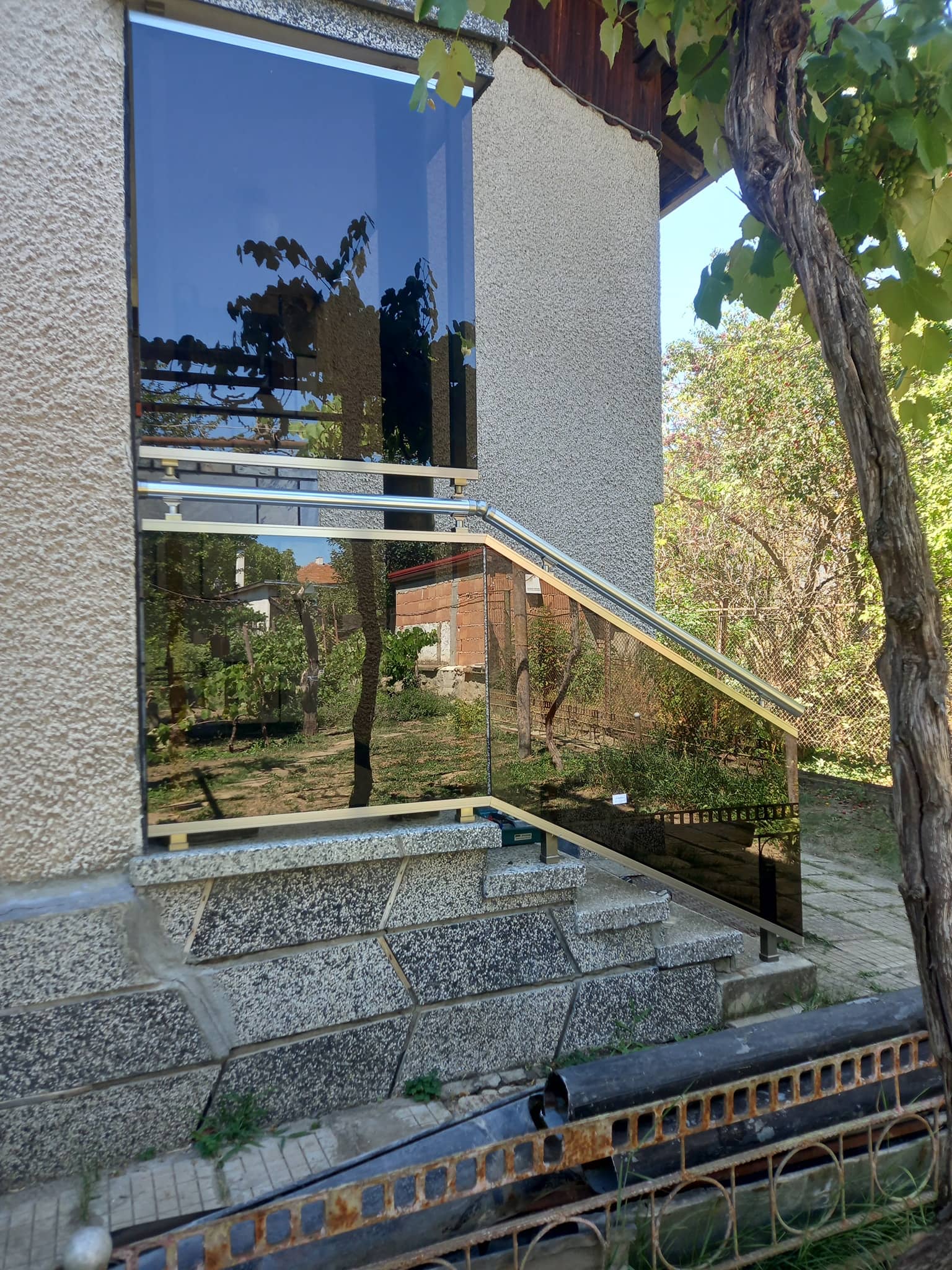 aluminievi parapeti sus stuklo 16