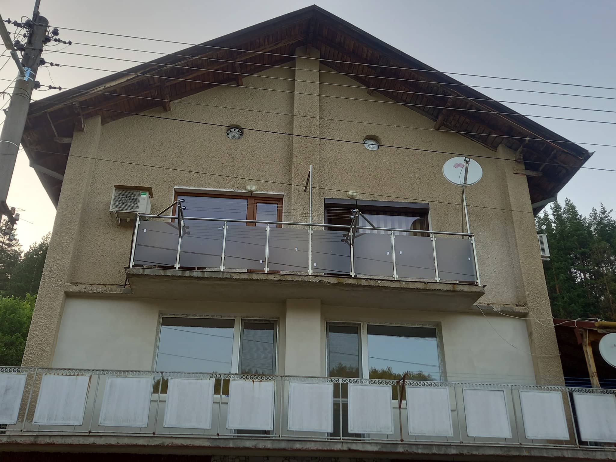 aluminievi parapeti sus stuklo 19