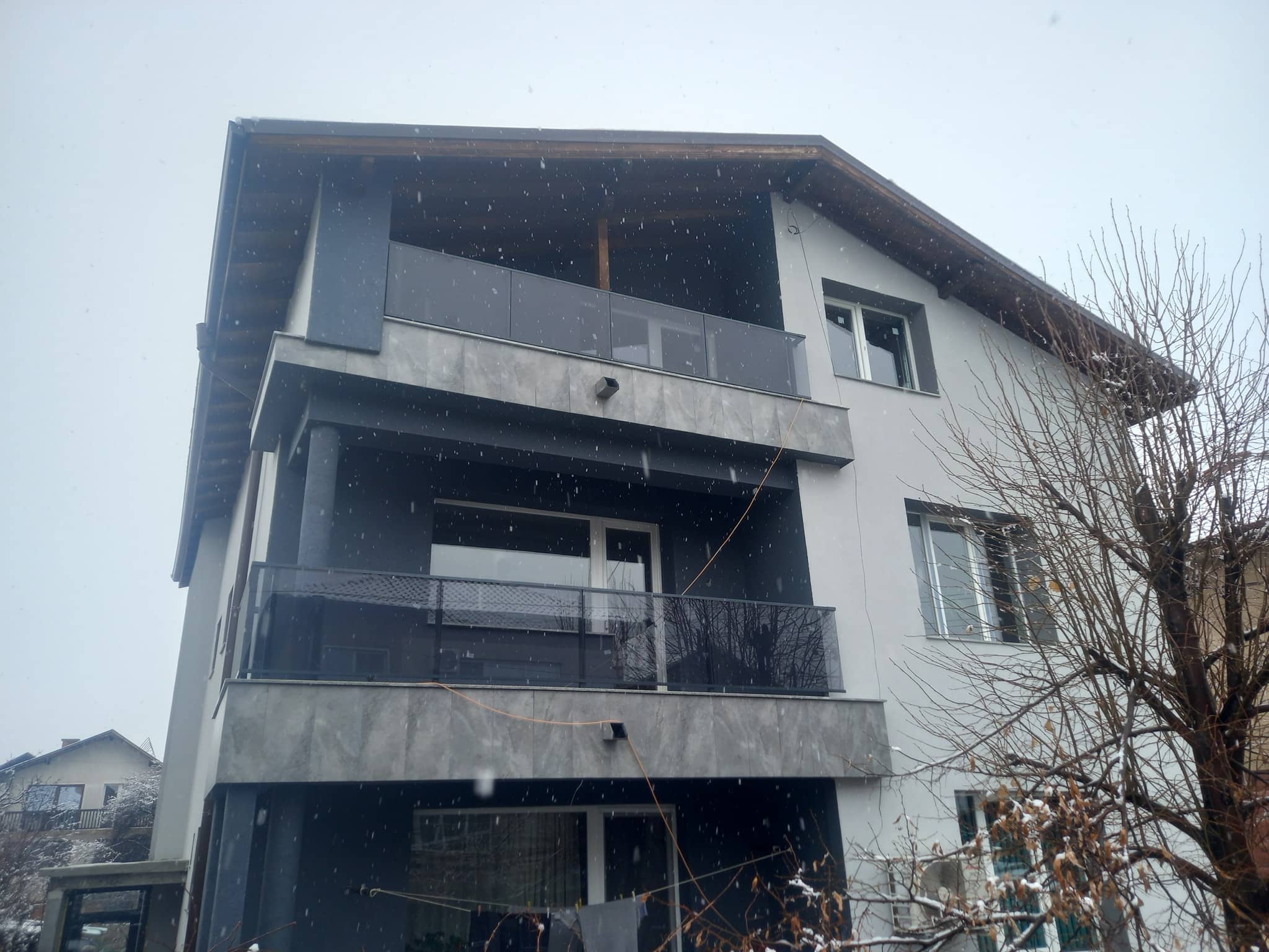 aluminievi parapeti sus stuklo 2