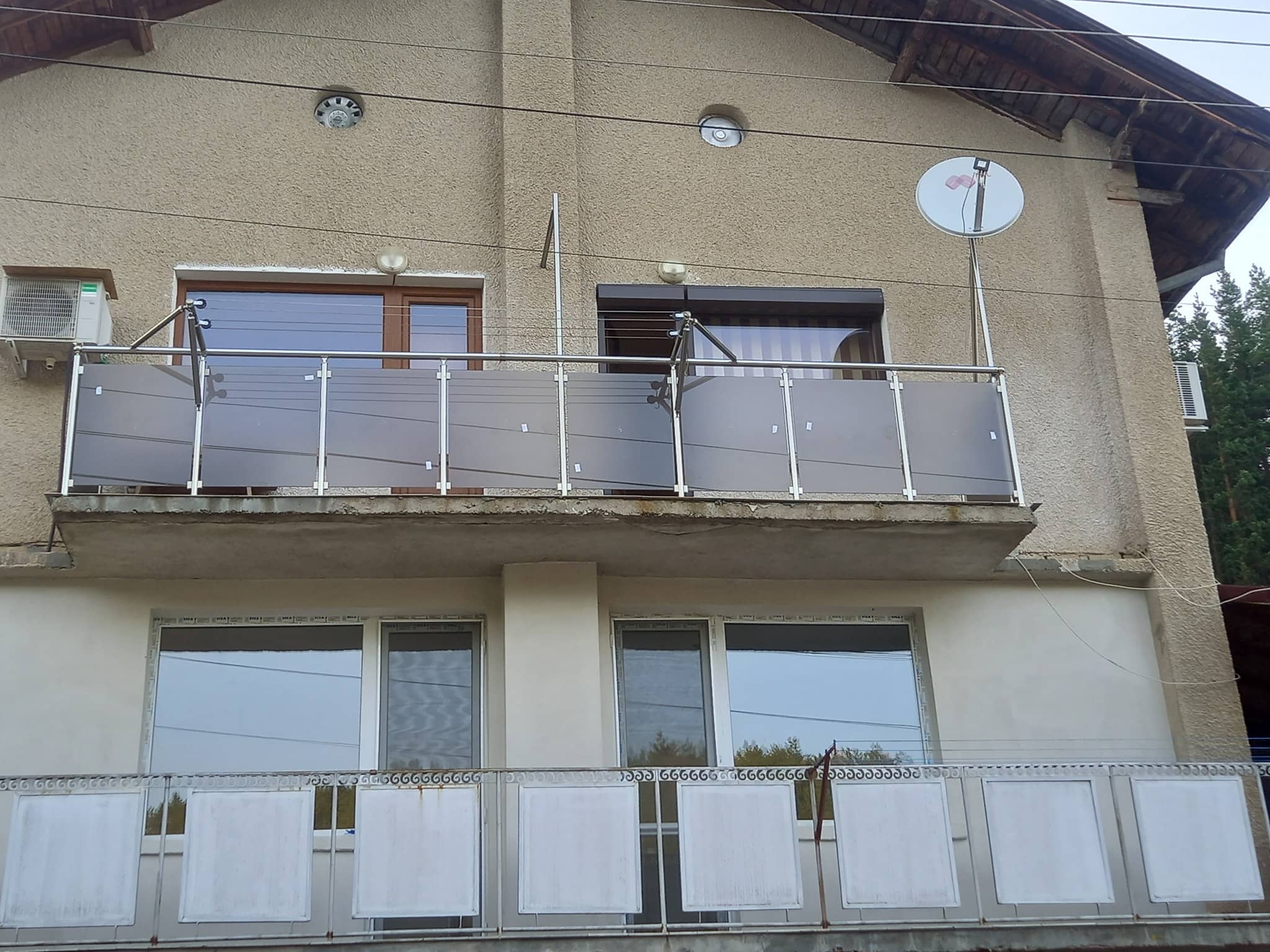 aluminievi parapeti sus stuklo 20