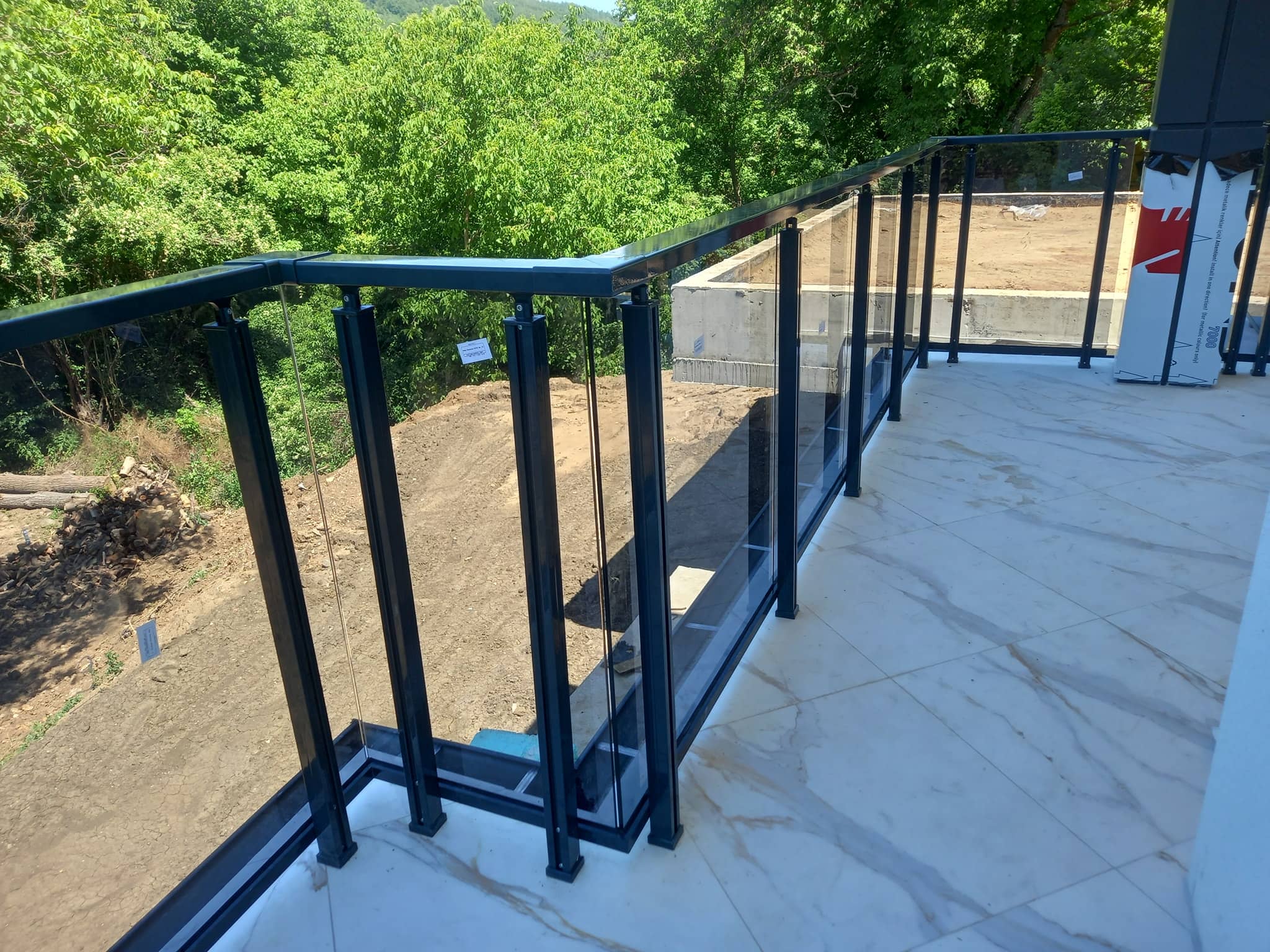 aluminievi parapeti sus stuklo 22