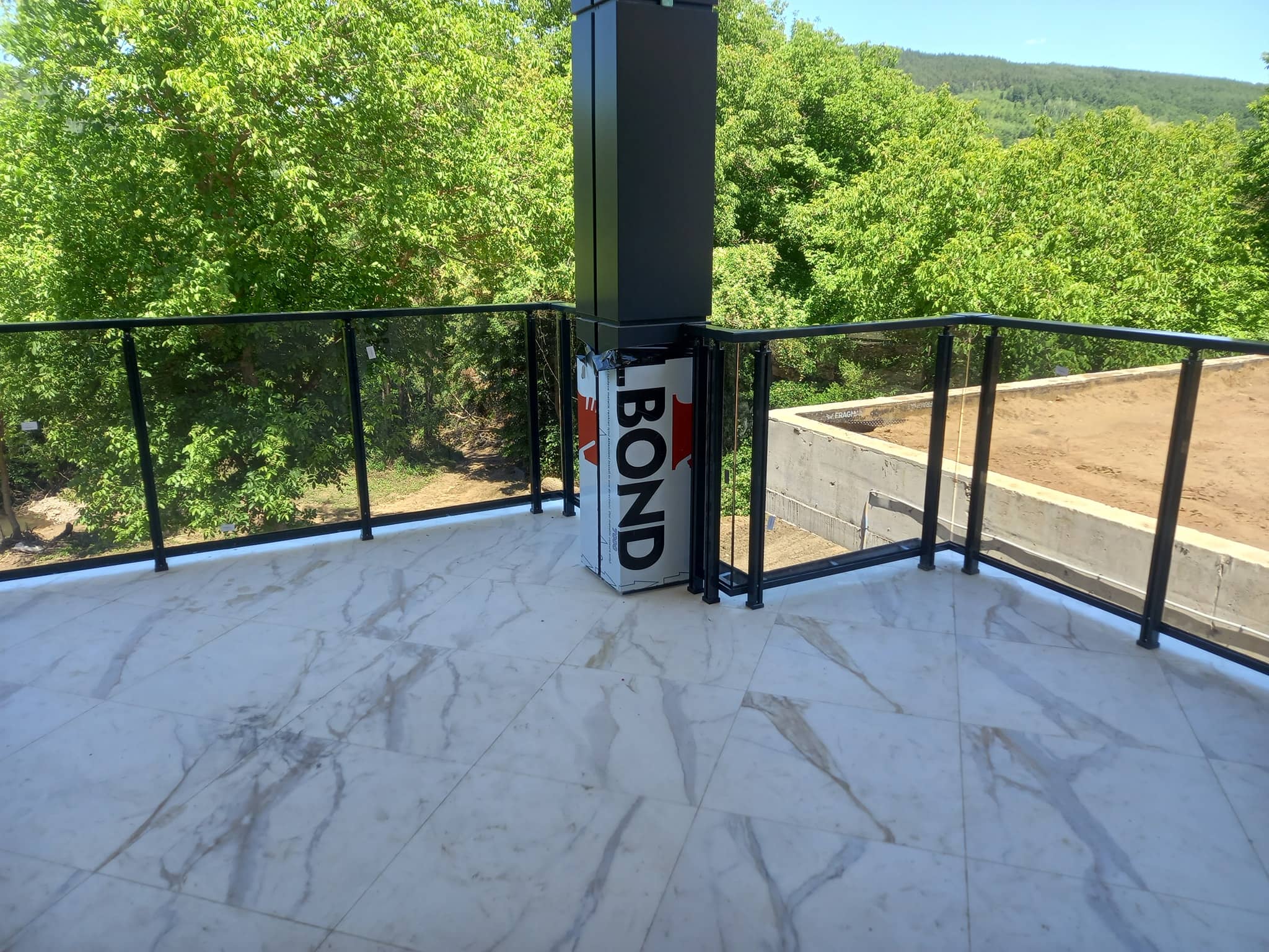 aluminievi parapeti sus stuklo 23