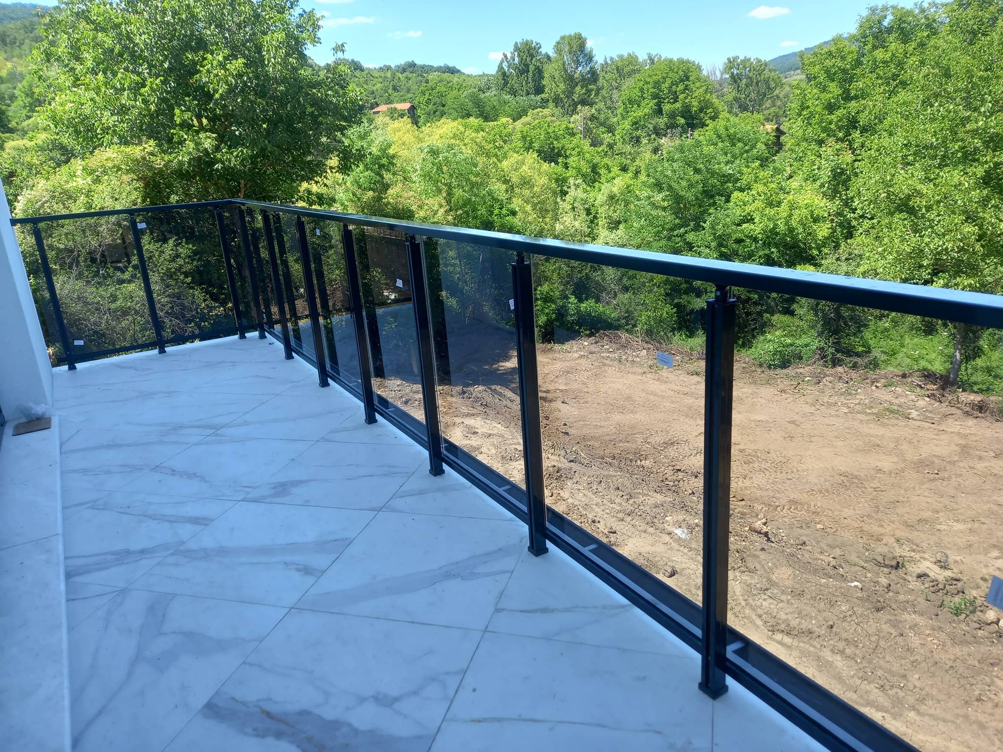 aluminievi parapeti sus stuklo 24