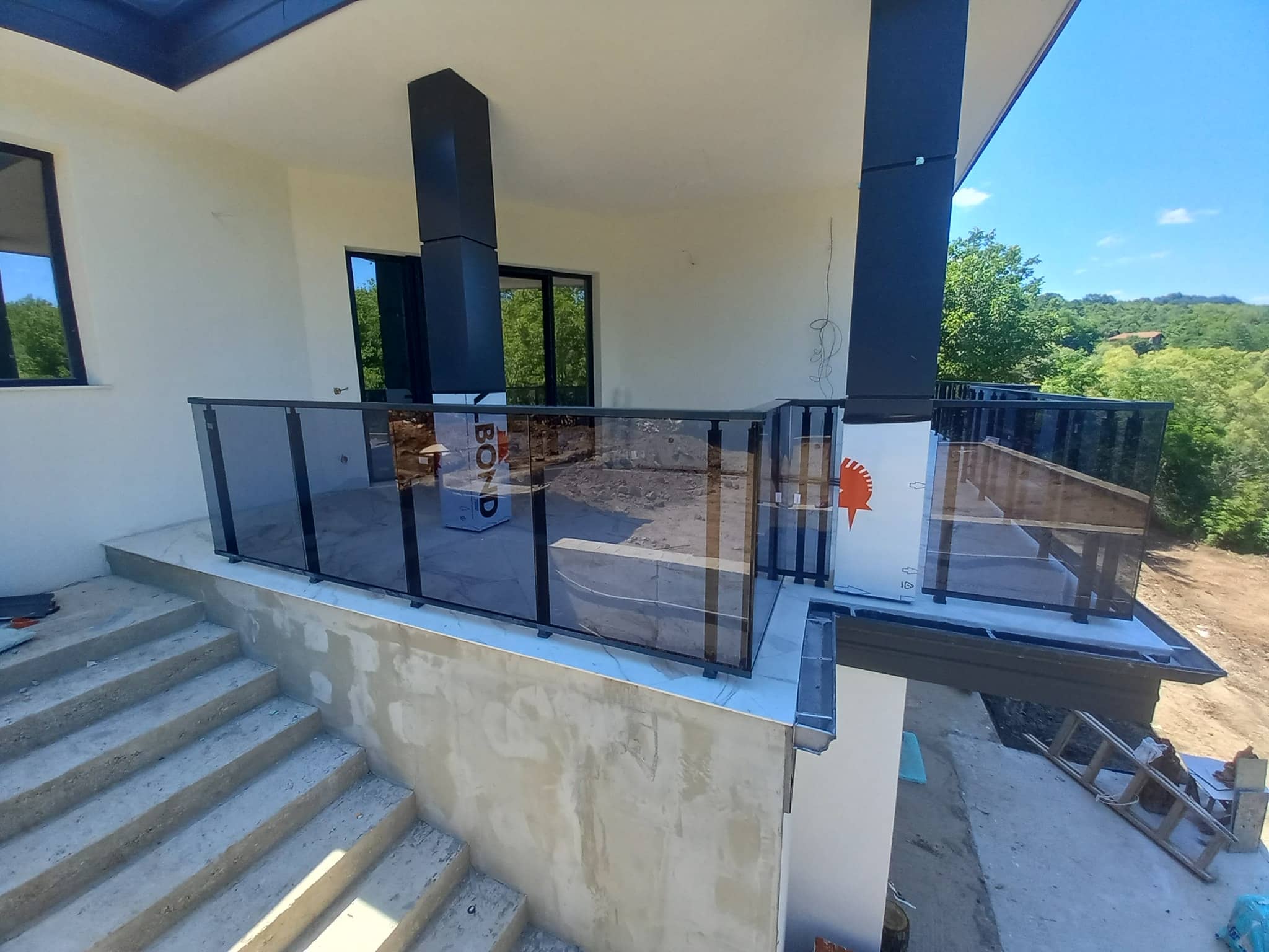 aluminievi parapeti sus stuklo 25