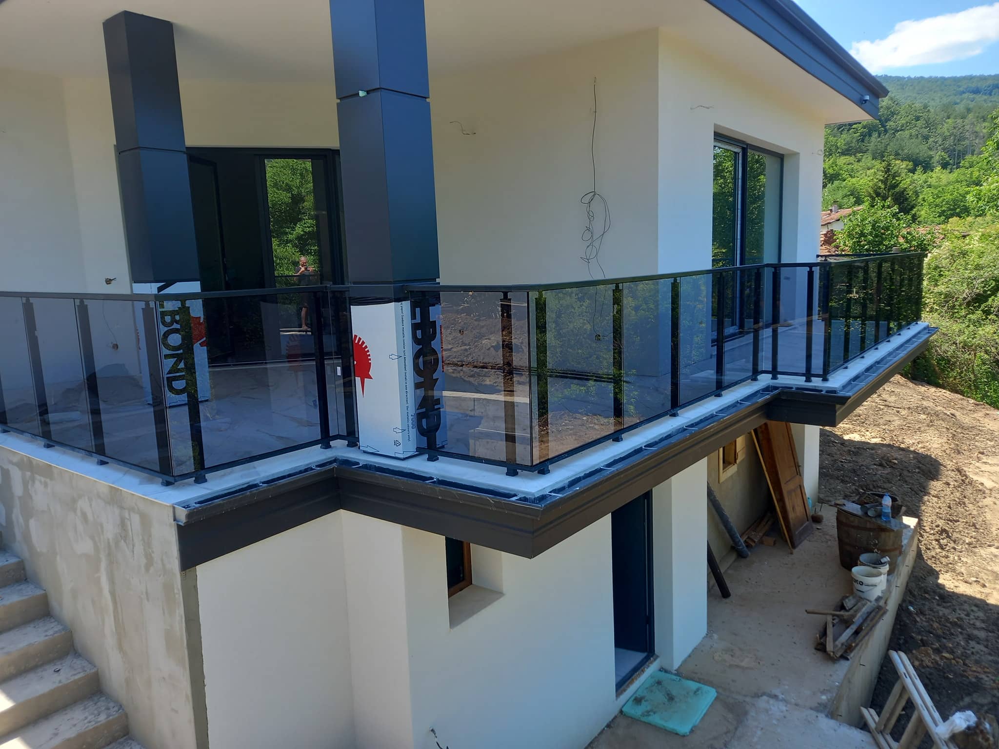 aluminievi parapeti sus stuklo 26