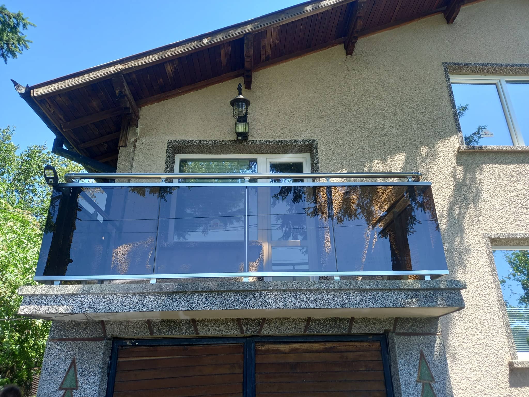 aluminievi parapeti sus stuklo 28