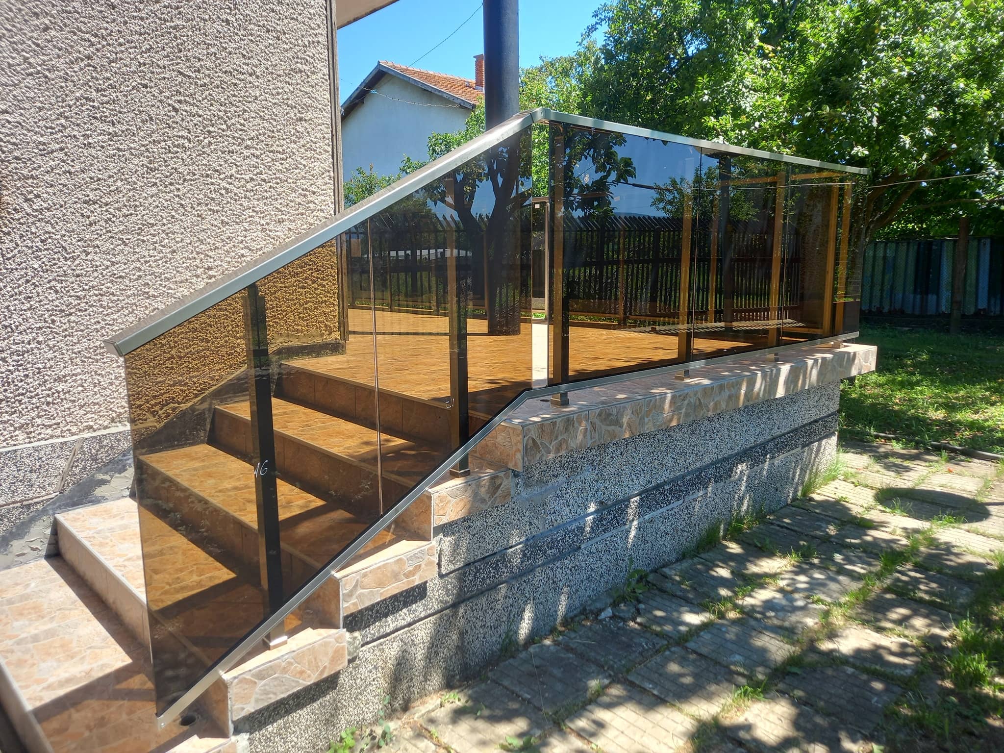 aluminievi parapeti sus stuklo 30