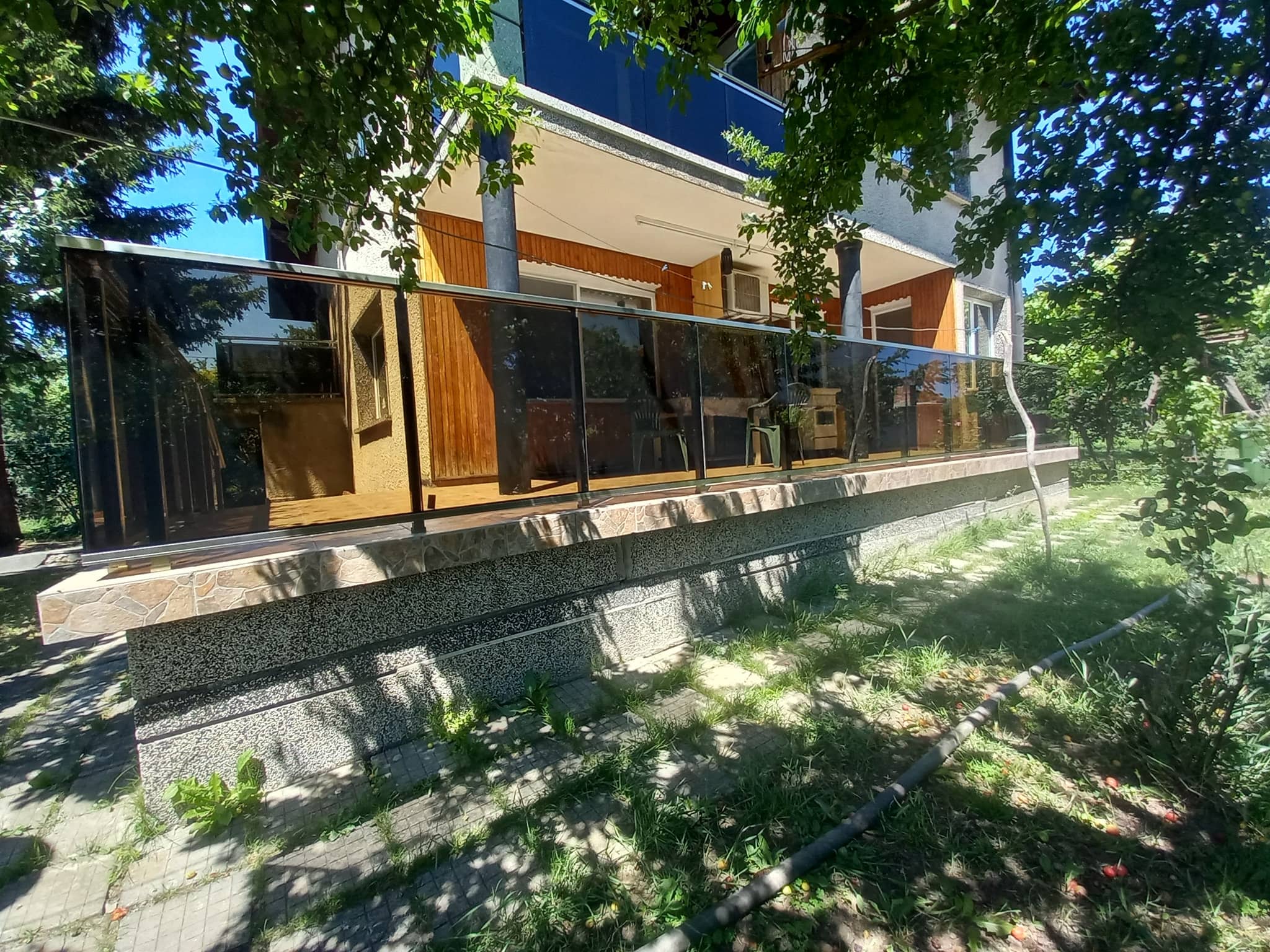 aluminievi parapeti sus stuklo 32