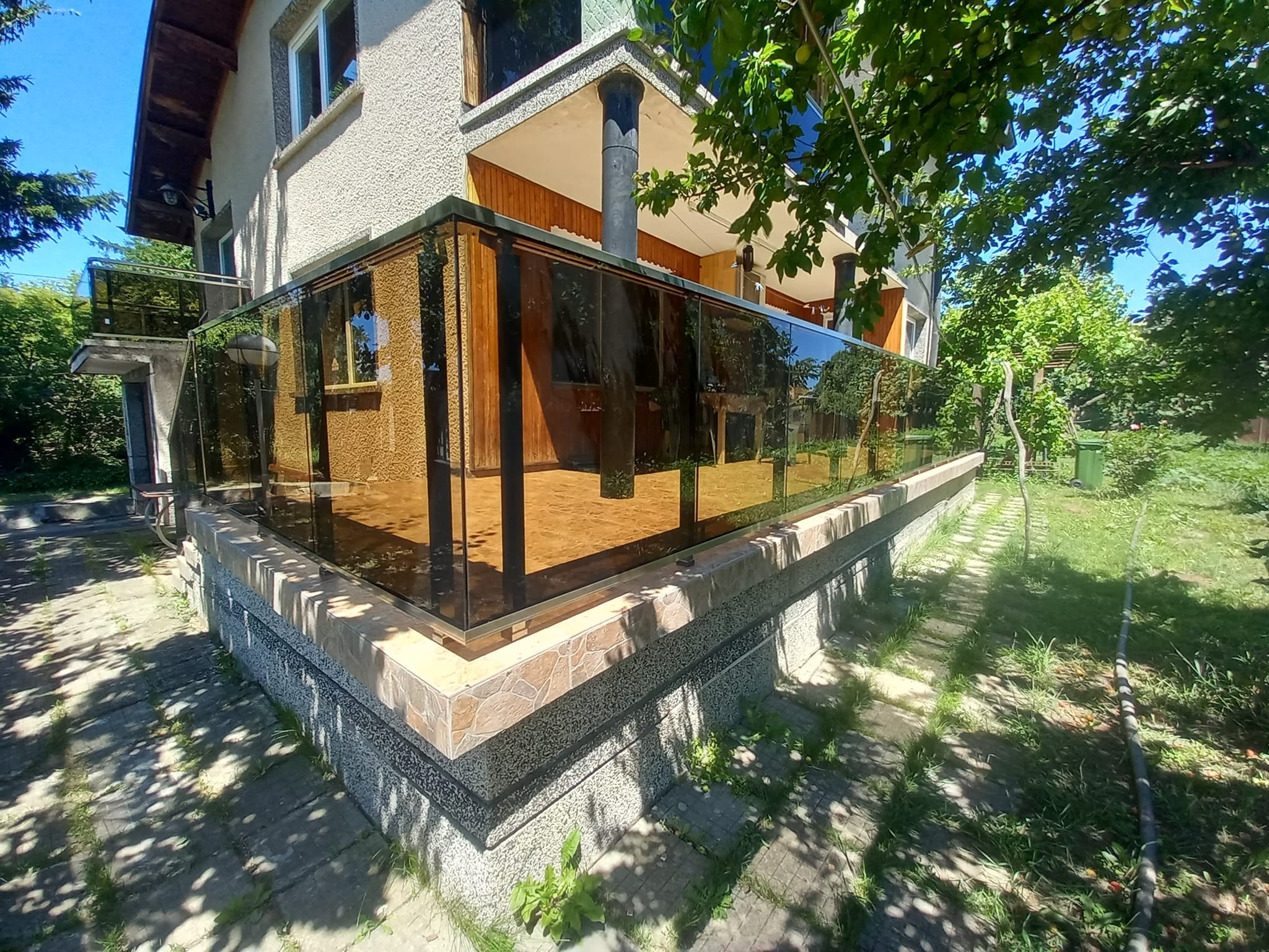 aluminievi parapeti sus stuklo 33