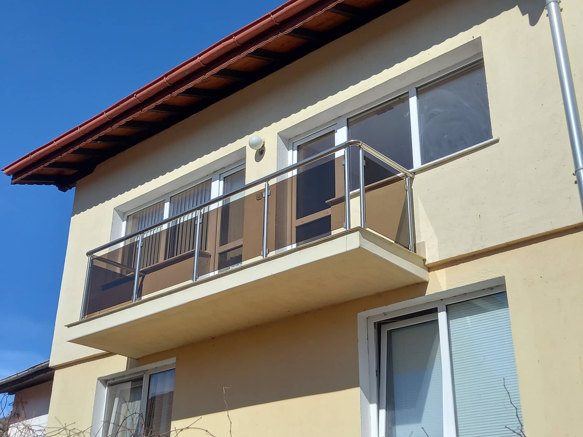 aluminievi parapeti sus stuklo 34