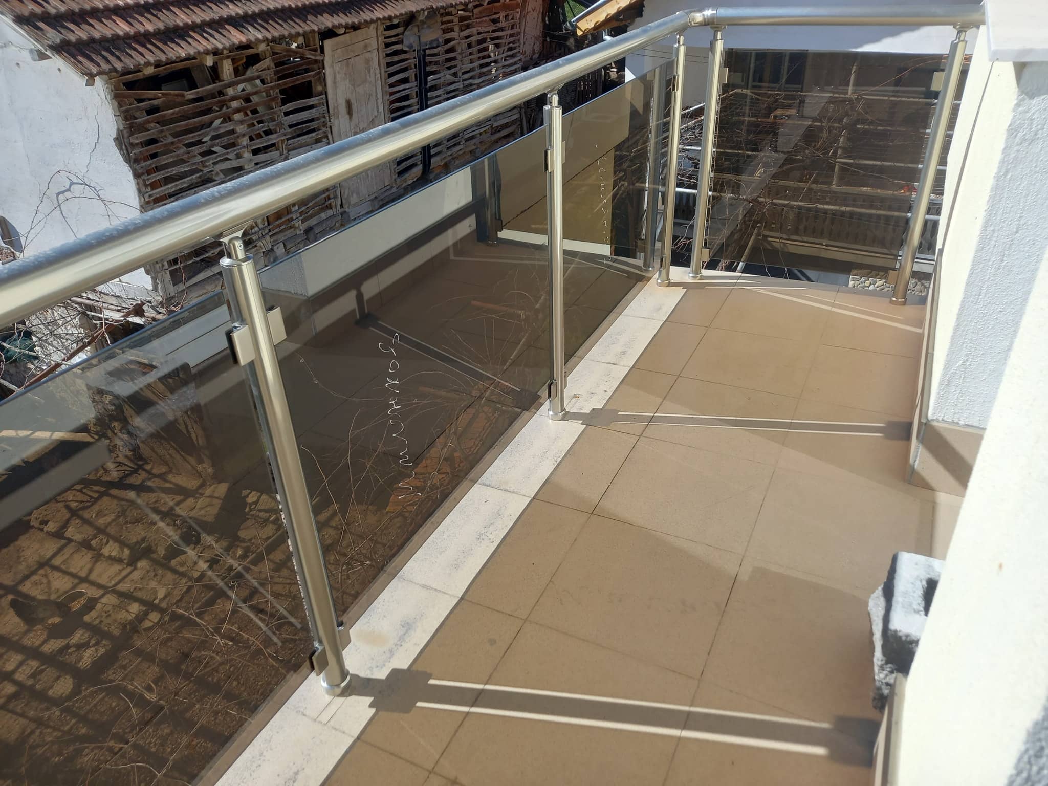 aluminievi parapeti sus stuklo 35