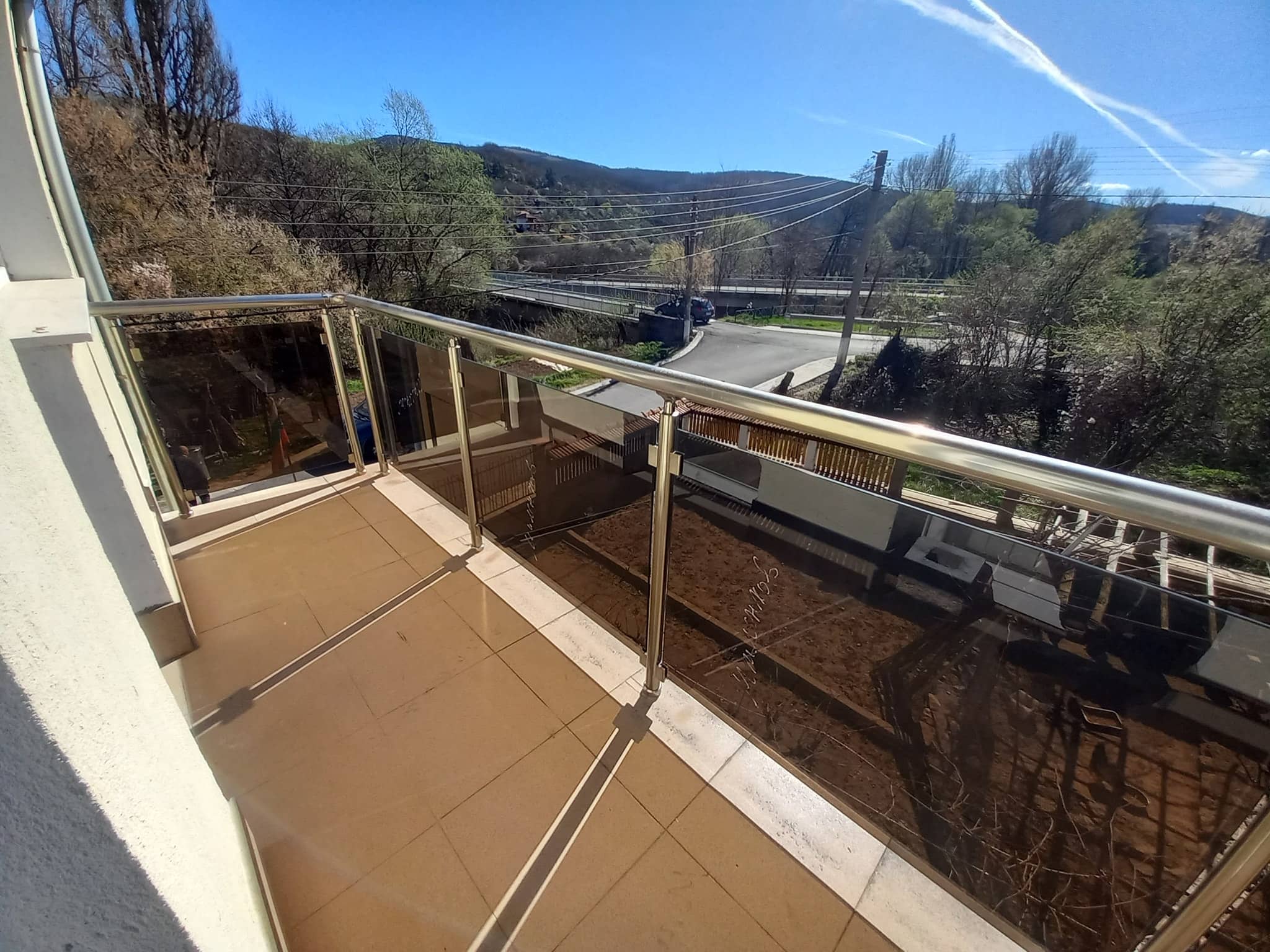 aluminievi parapeti sus stuklo 36