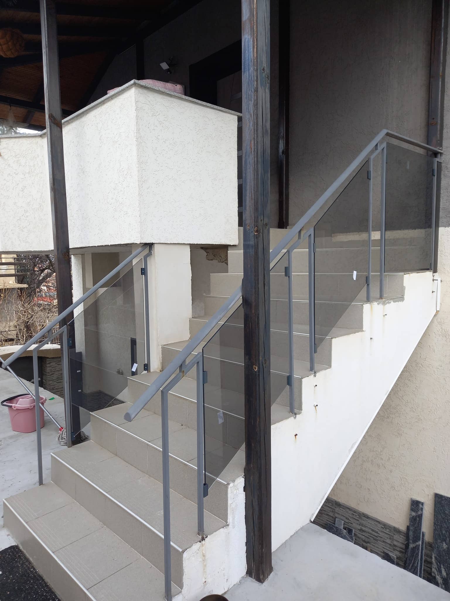 aluminievi parapeti sus stuklo 37