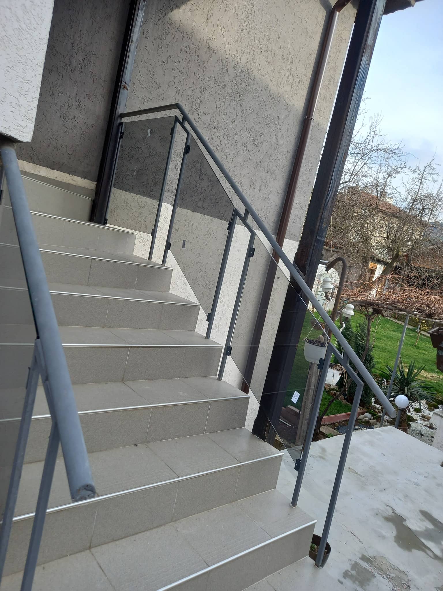 aluminievi parapeti sus stuklo 38