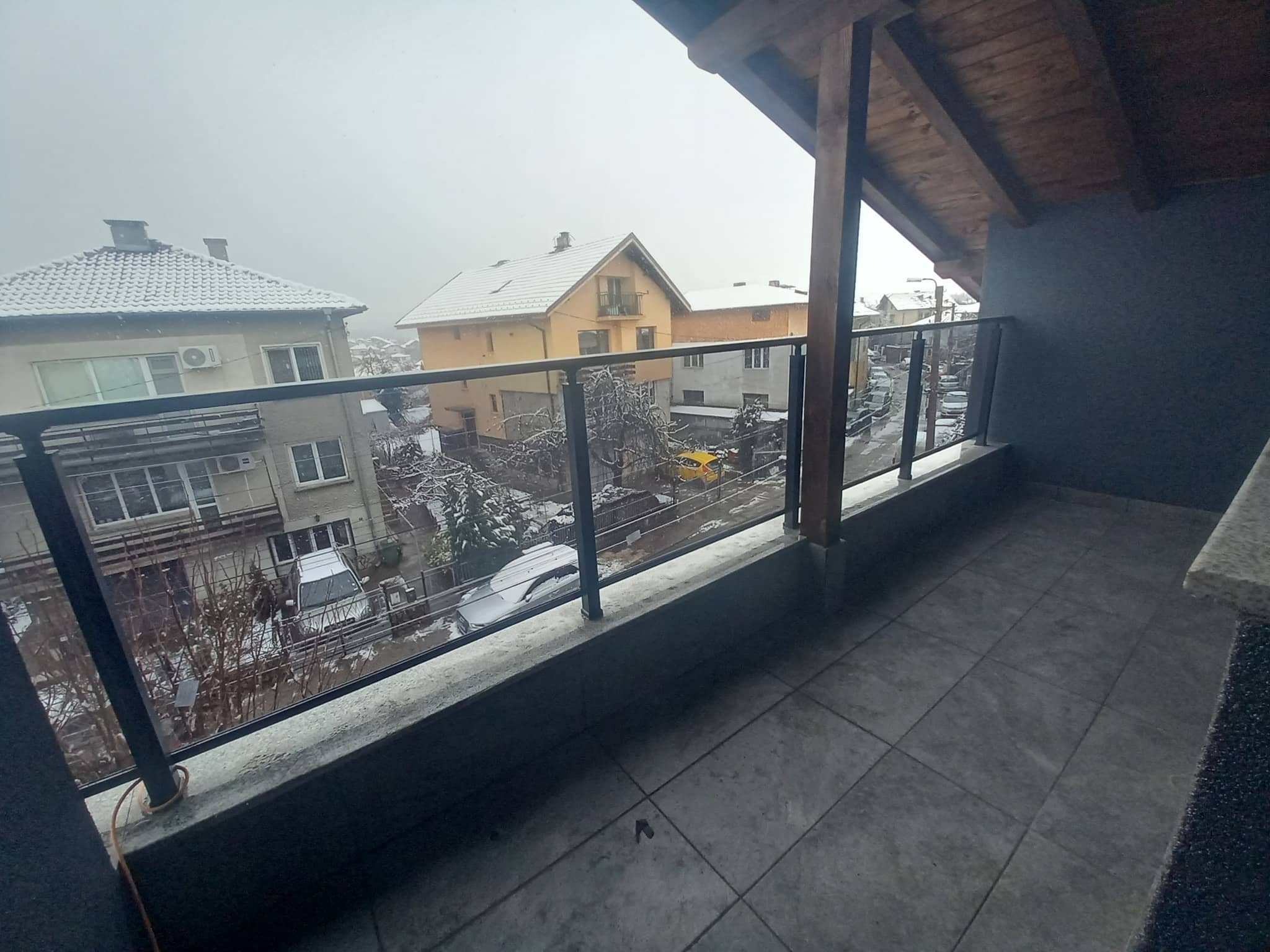 aluminievi parapeti sus stuklo 4