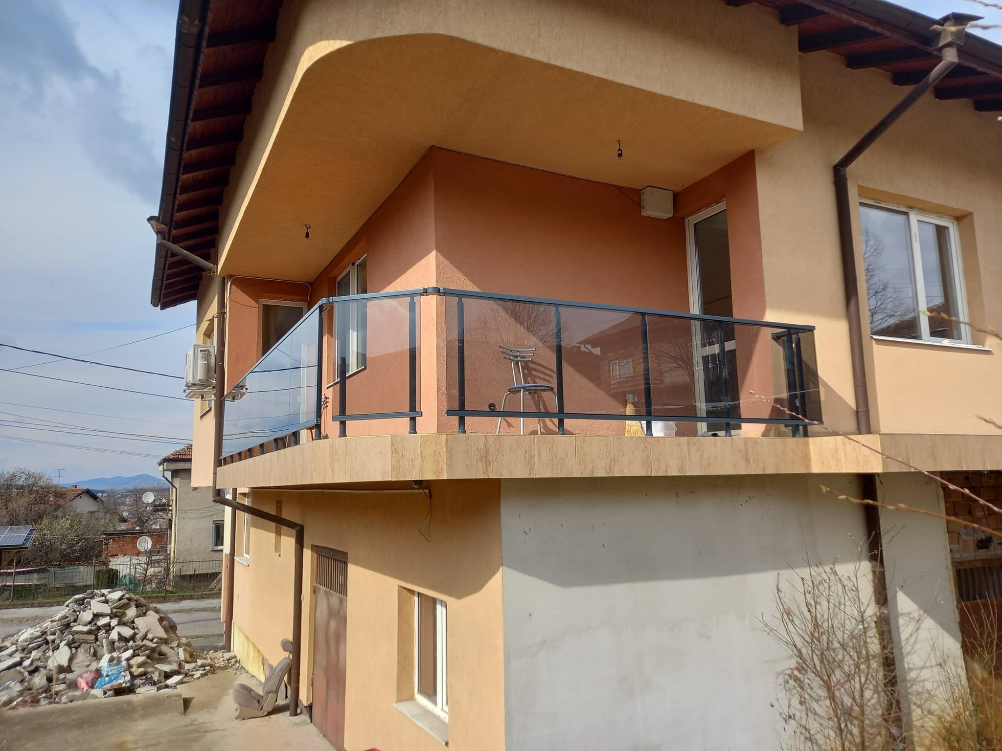 aluminievi parapeti sus stuklo 40