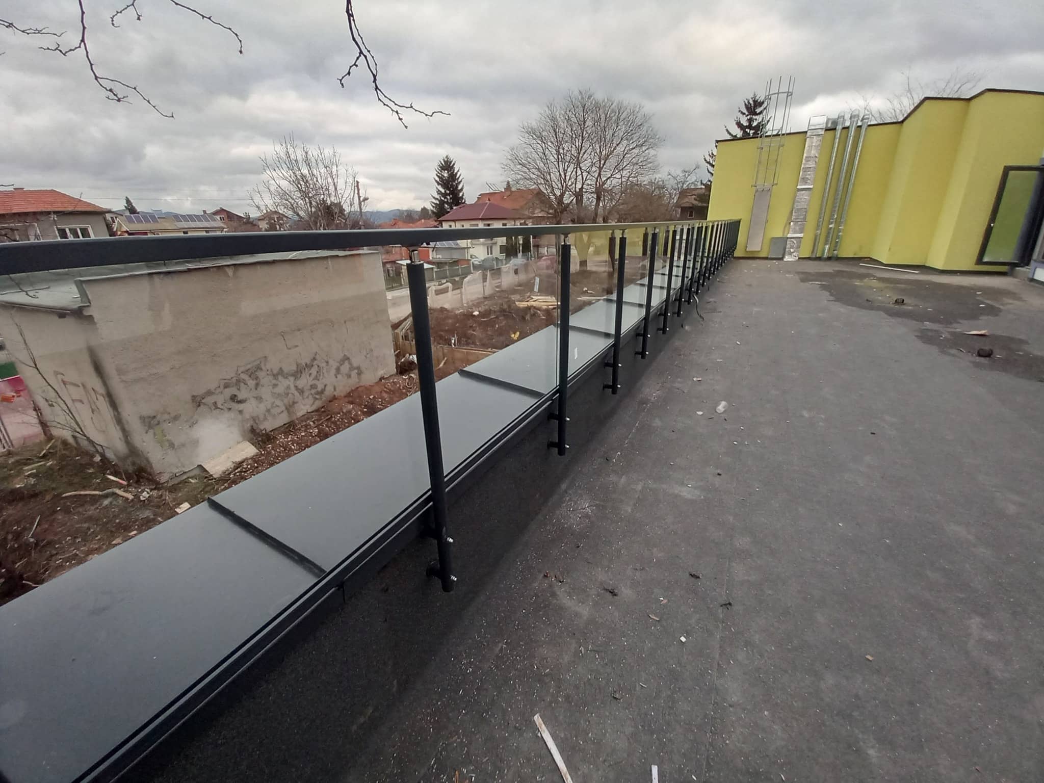 aluminievi parapeti sus stuklo 42