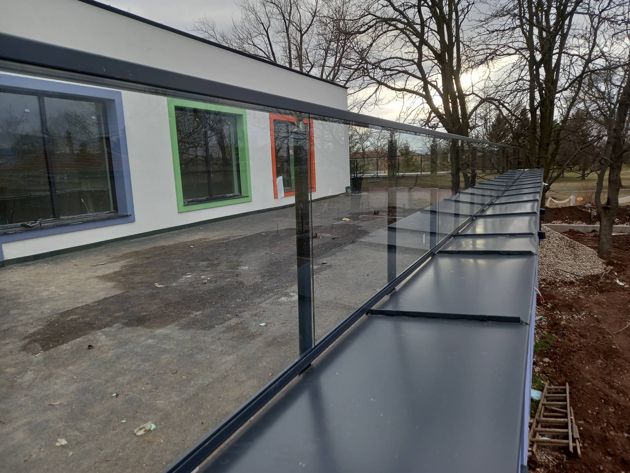 aluminievi parapeti sus stuklo 43