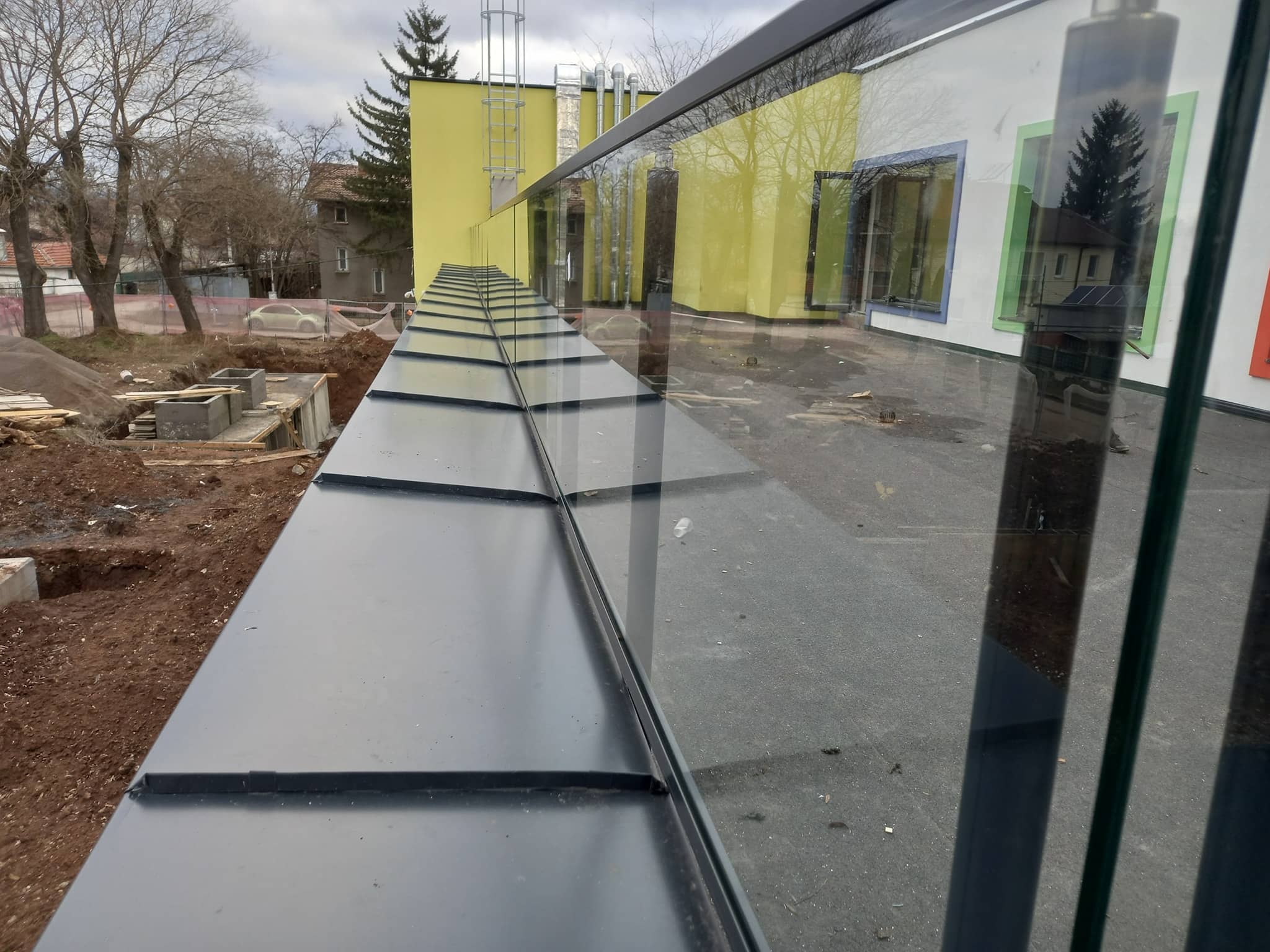 aluminievi parapeti sus stuklo 44