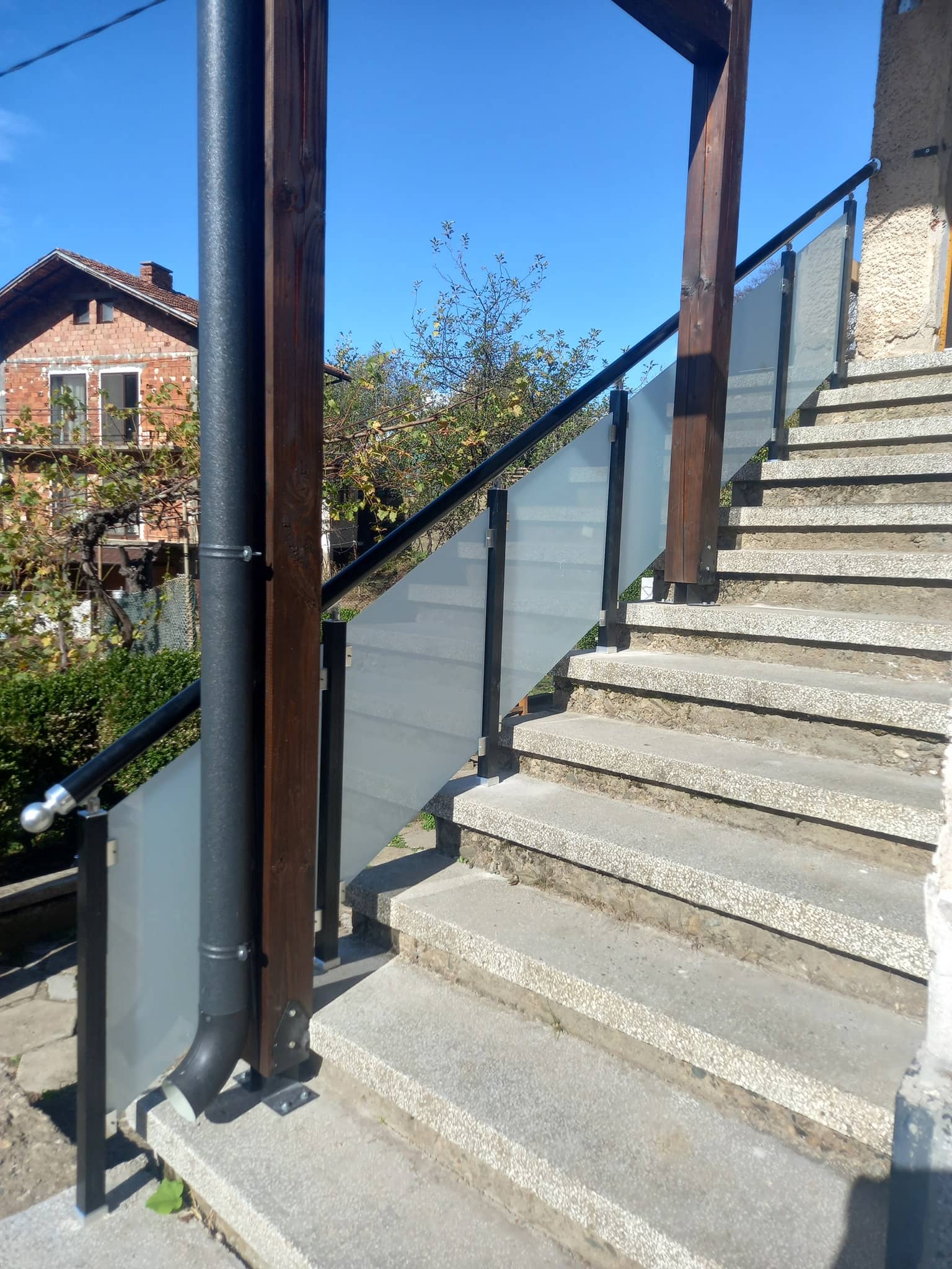 aluminievi parapeti sus stuklo 45