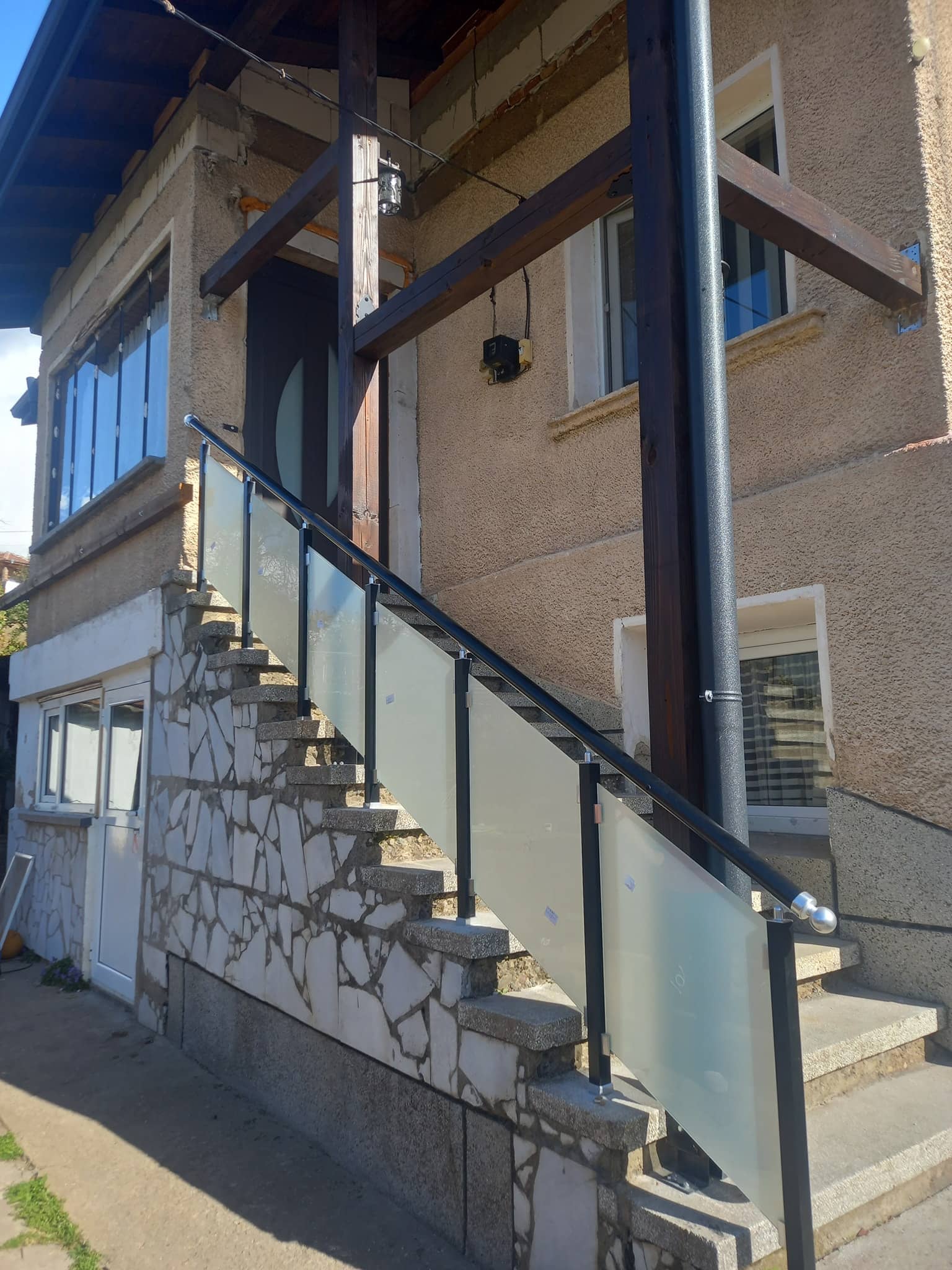 aluminievi parapeti sus stuklo 46