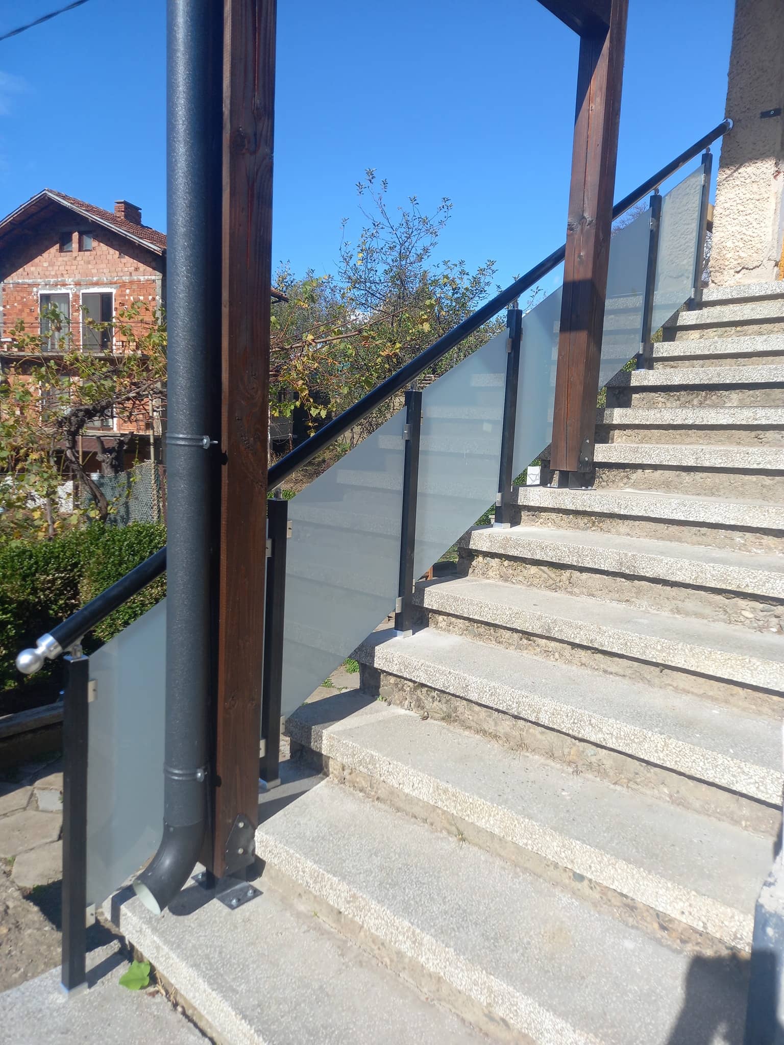 aluminievi parapeti sus stuklo 47