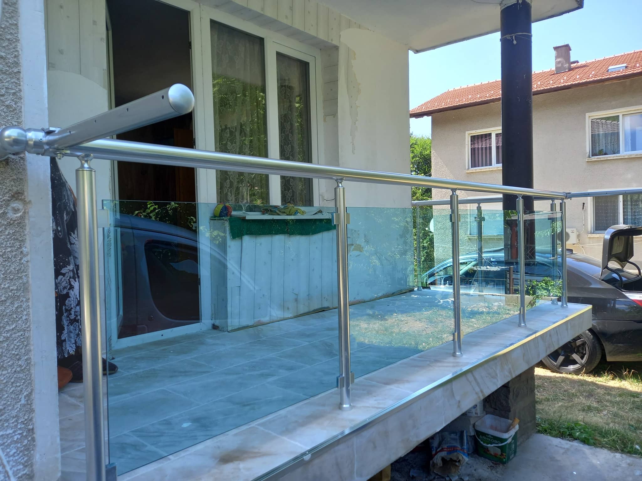 aluminievi parapeti sus stuklo 49