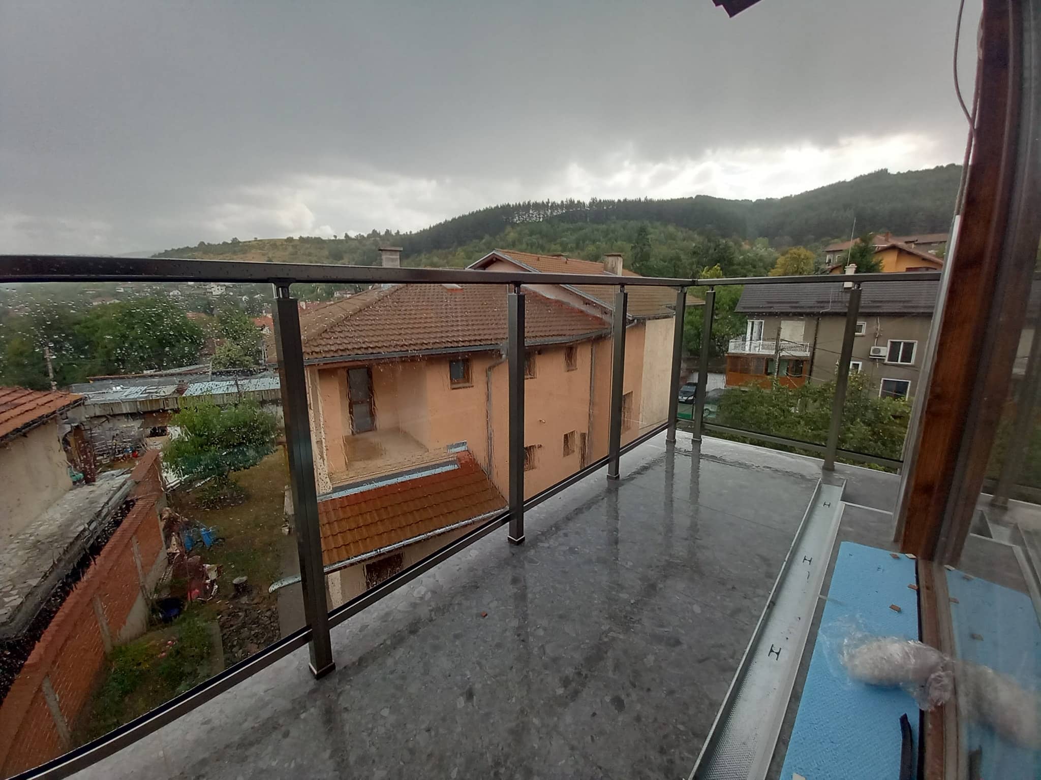 aluminievi parapeti sus stuklo 5