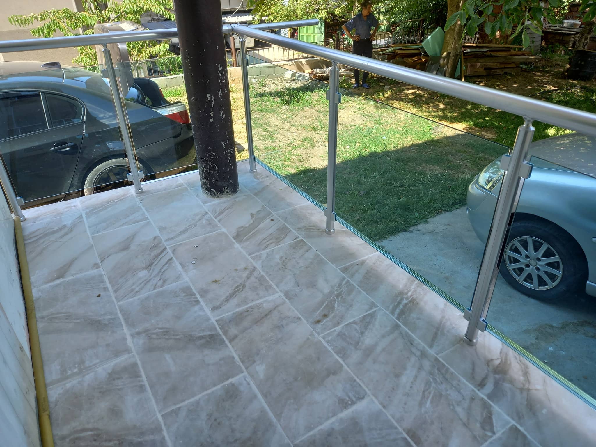 aluminievi parapeti sus stuklo 50