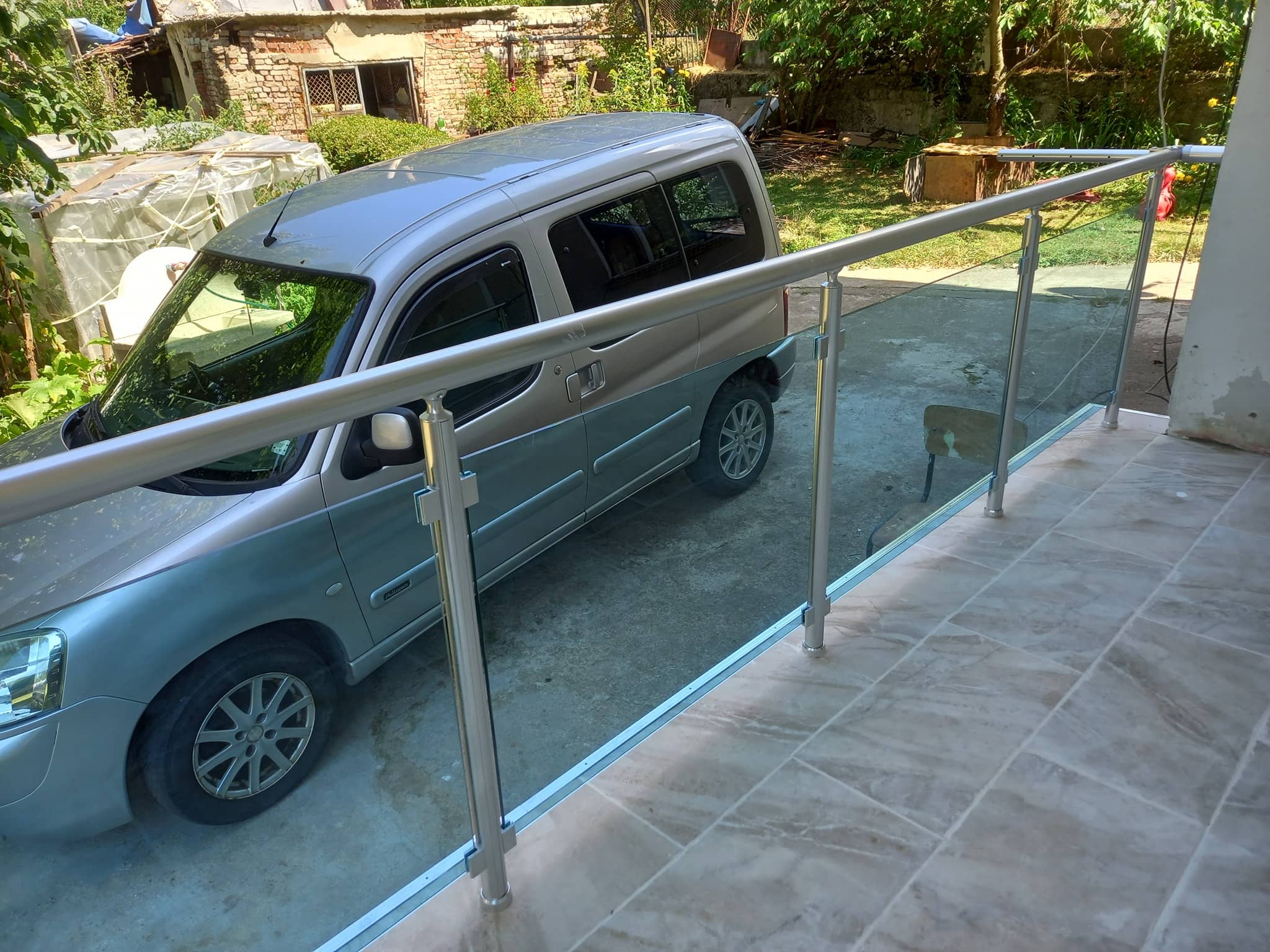 aluminievi parapeti sus stuklo 51