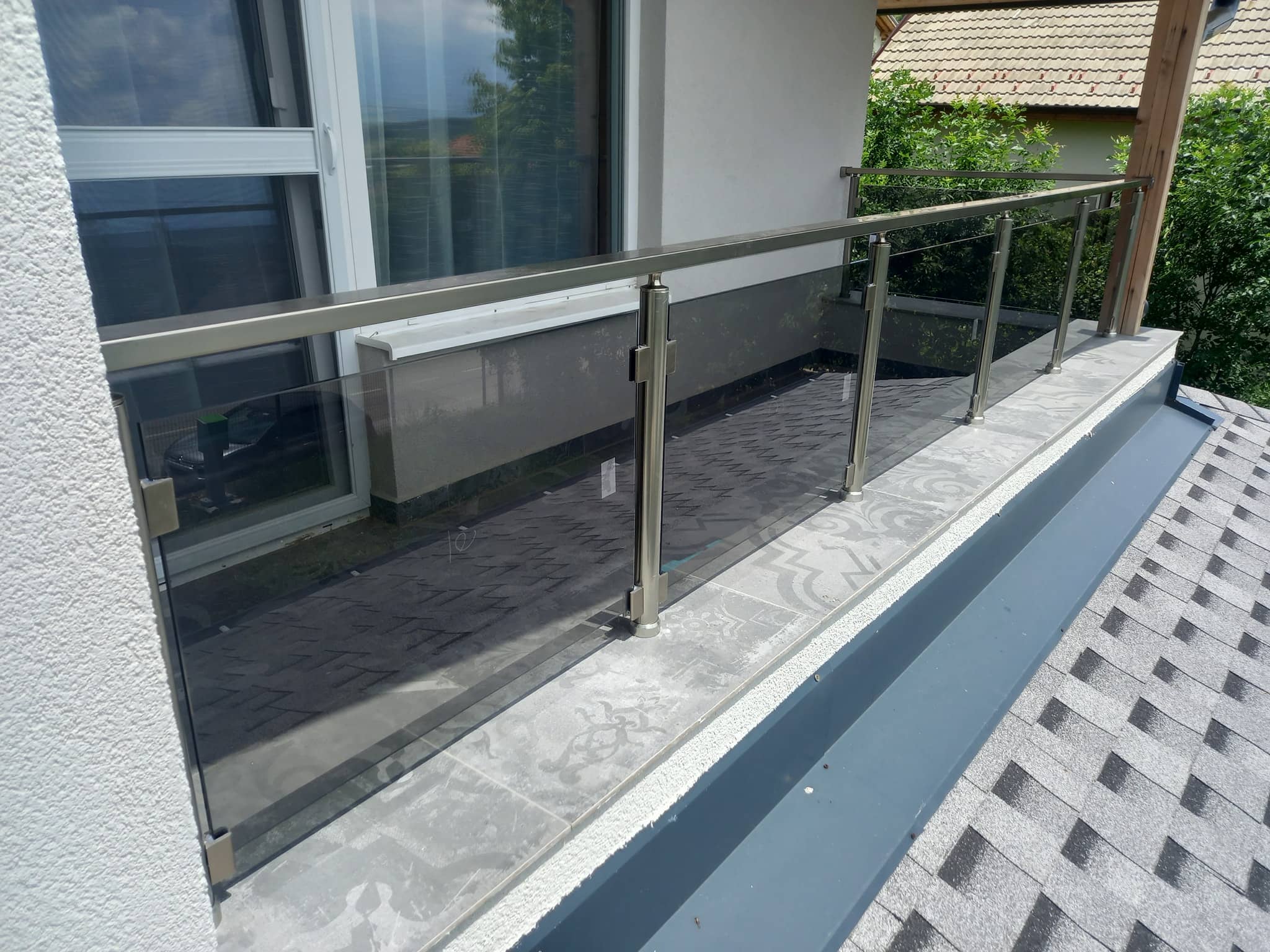 aluminievi parapeti sus stuklo 52