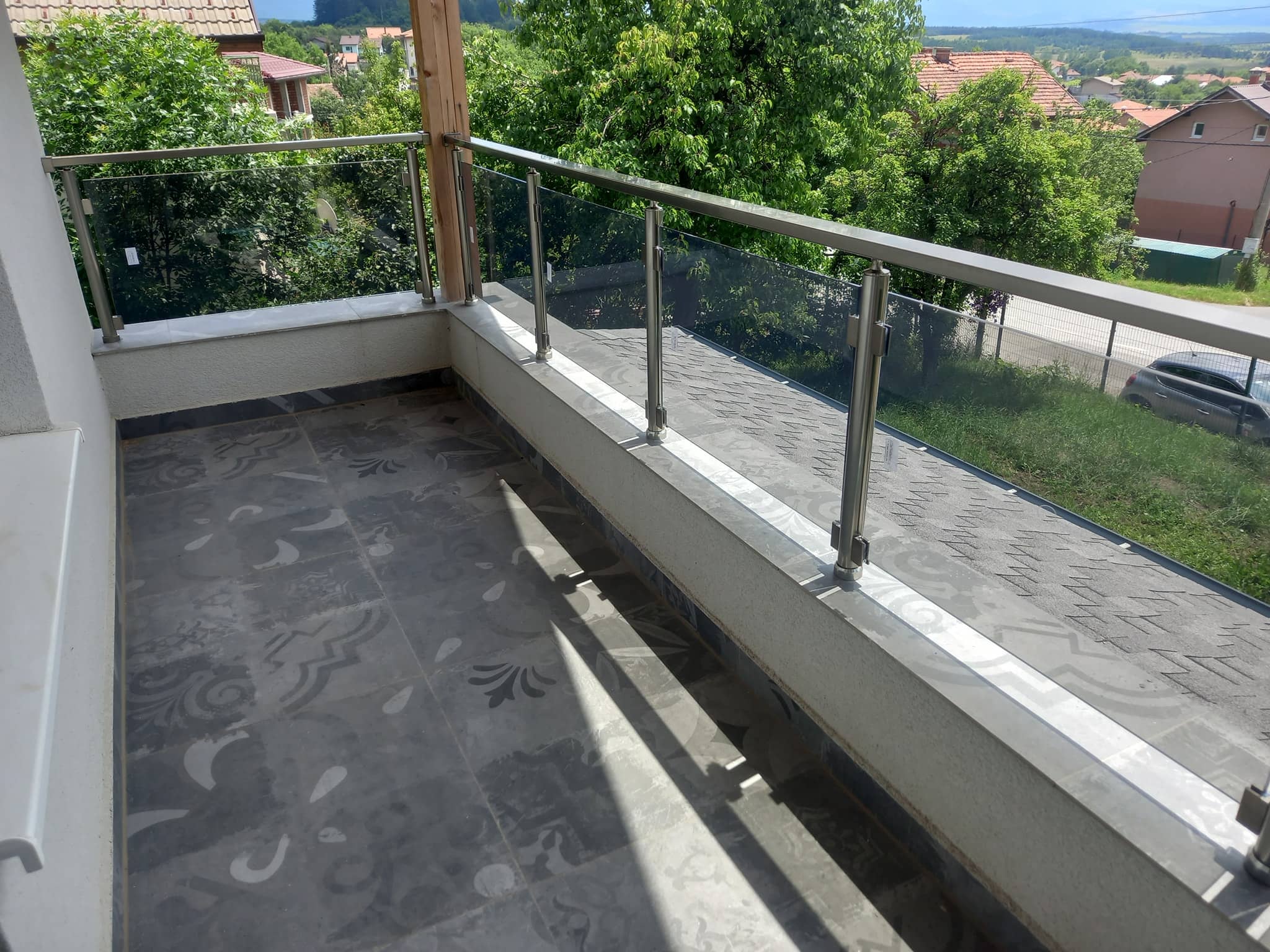 aluminievi parapeti sus stuklo 53