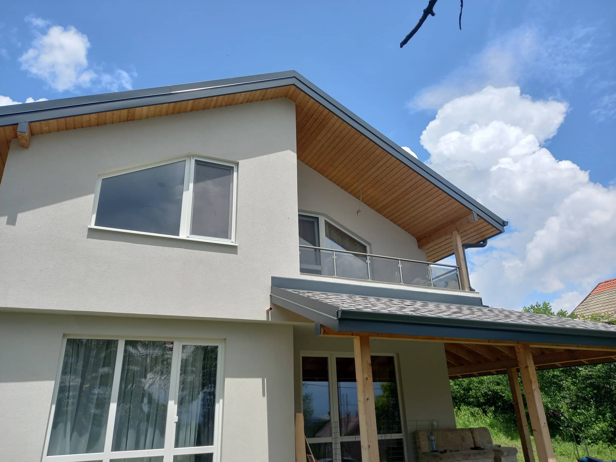 aluminievi parapeti sus stuklo 54