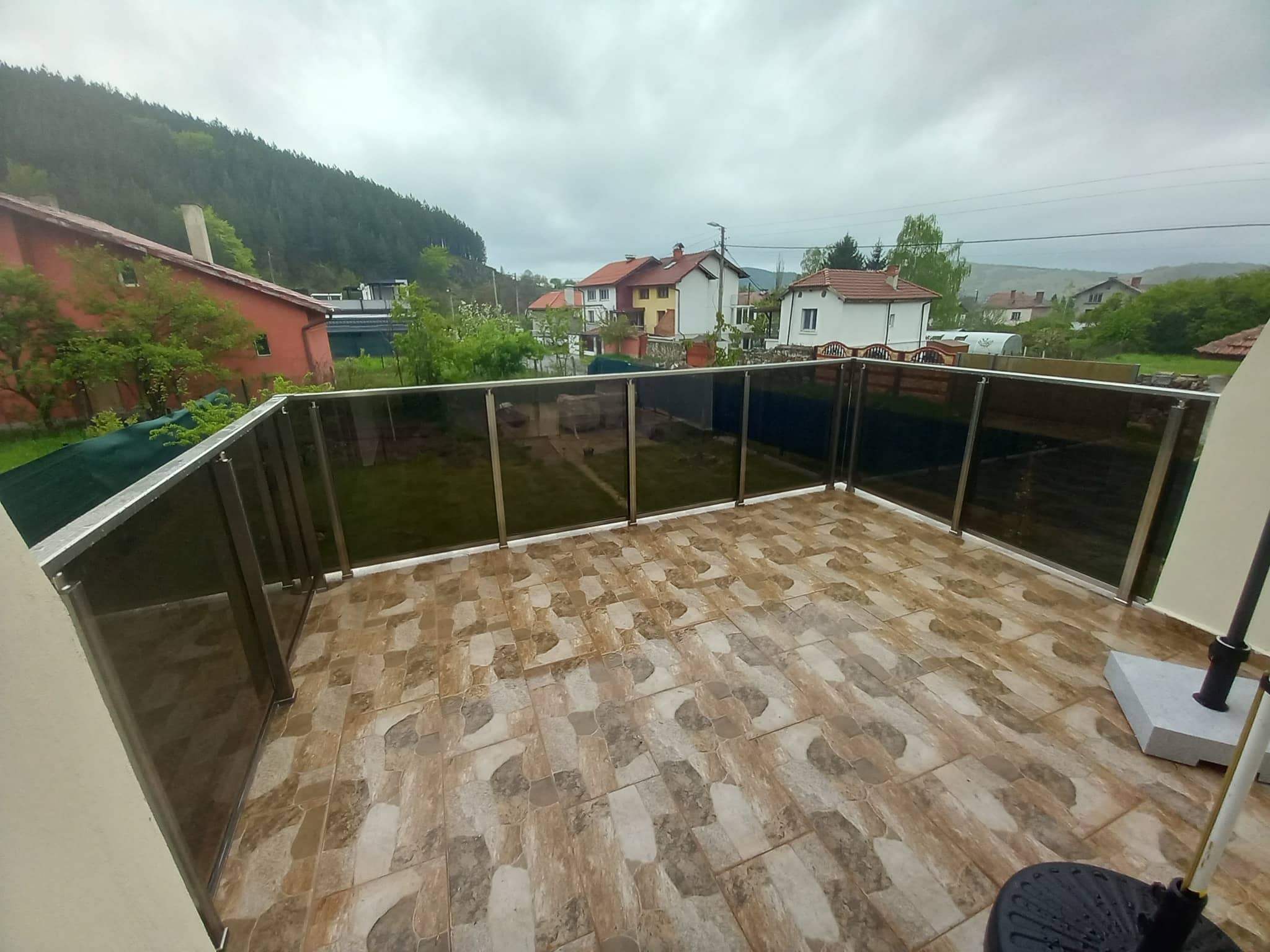 aluminievi parapeti sus stuklo 56