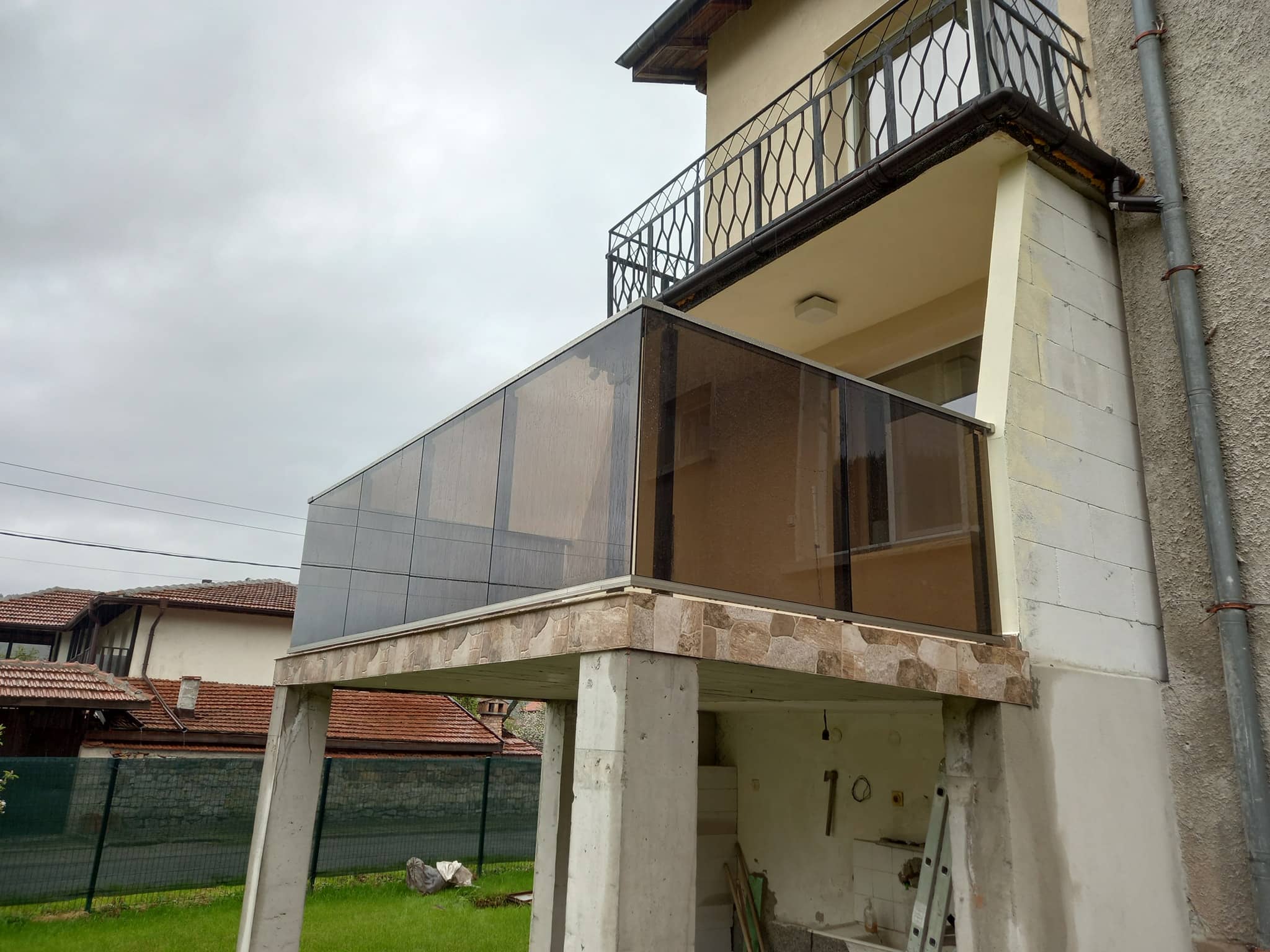 aluminievi parapeti sus stuklo 58