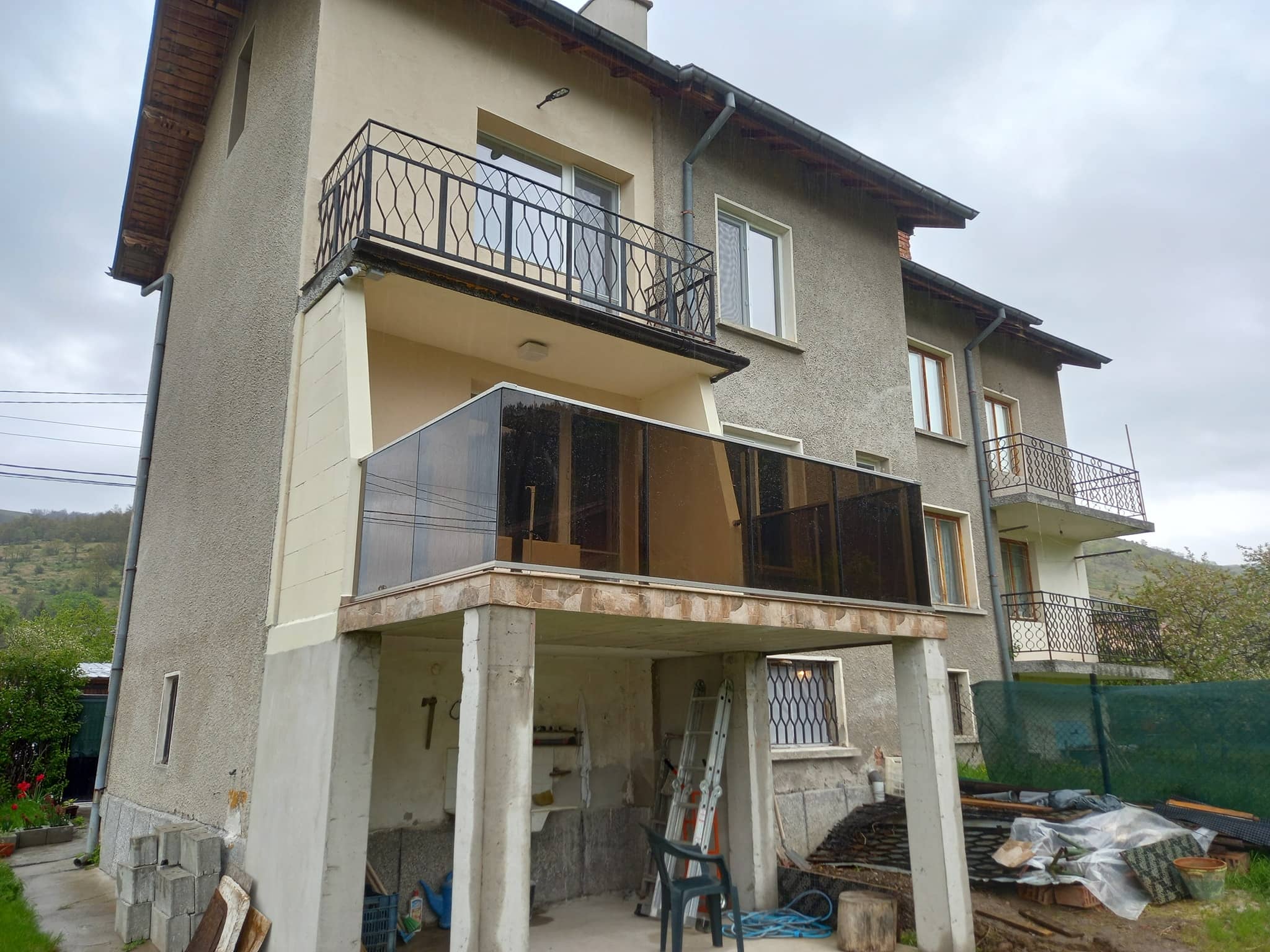 aluminievi parapeti sus stuklo 59