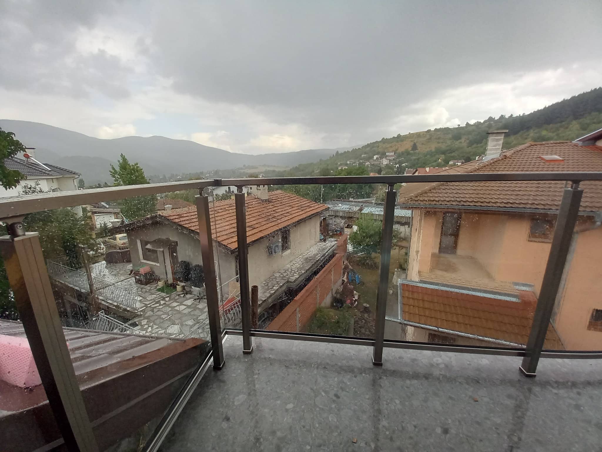 aluminievi parapeti sus stuklo 6