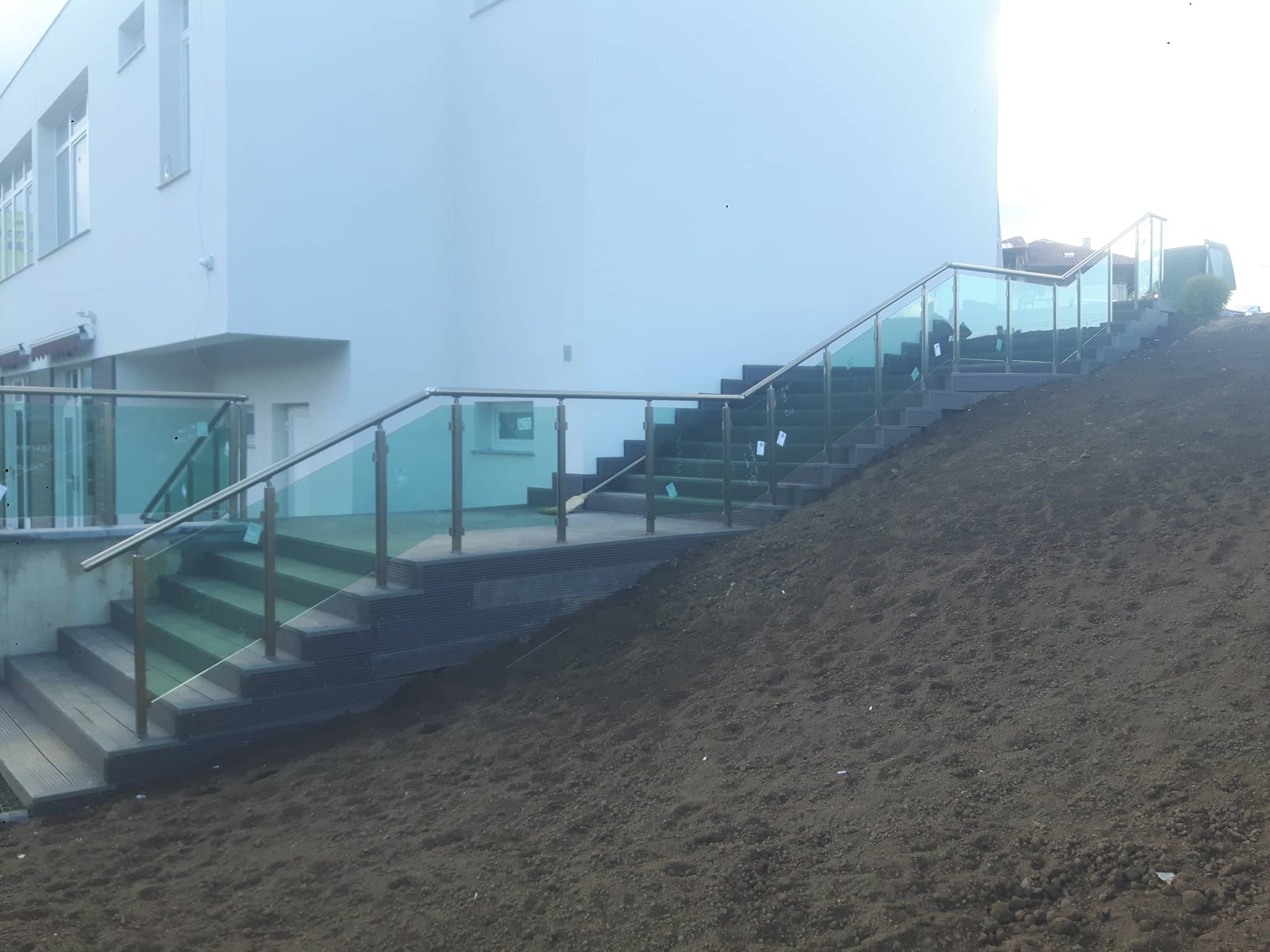 aluminievi parapeti sus stuklo 67