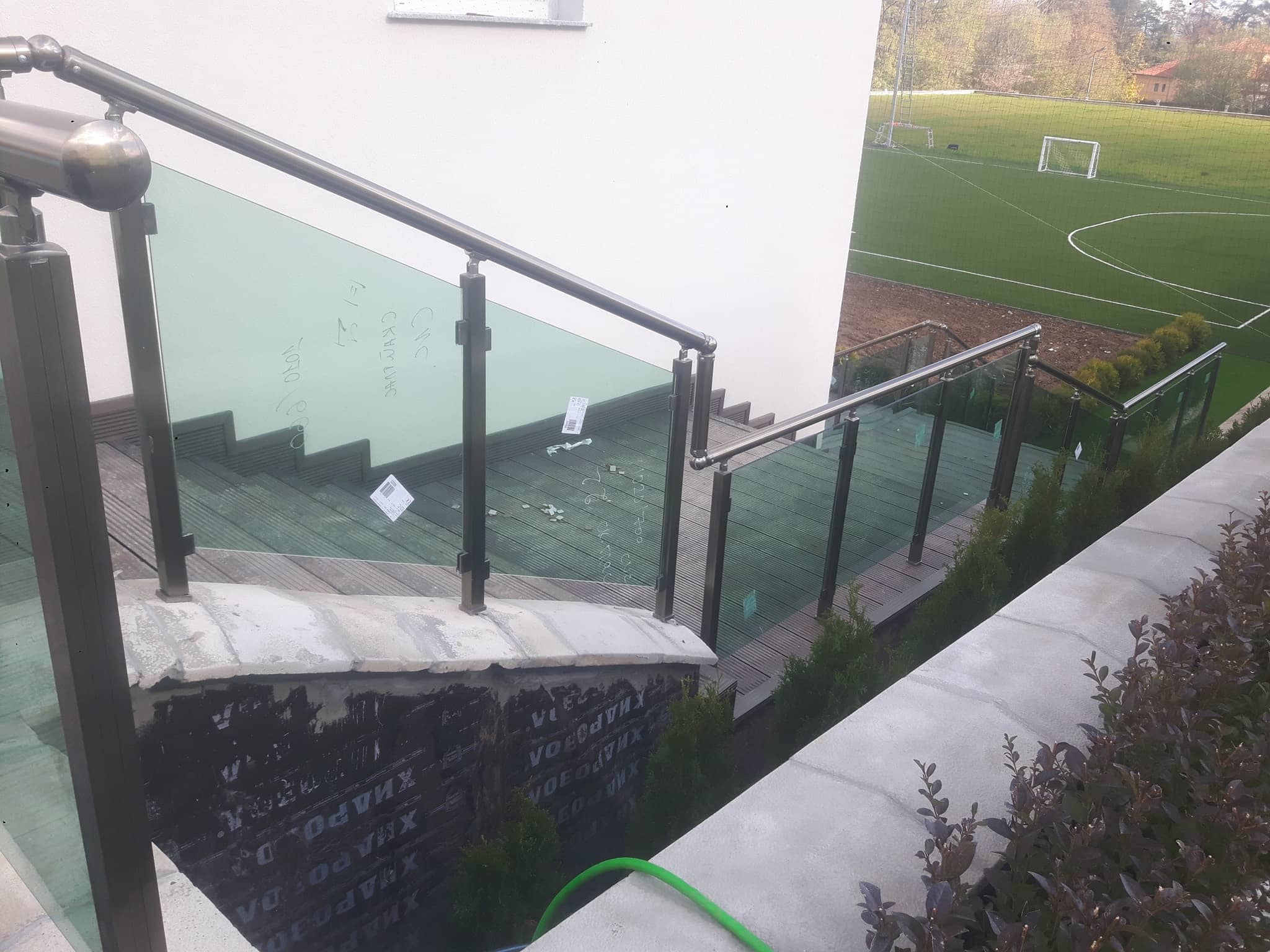 aluminievi parapeti sus stuklo 68