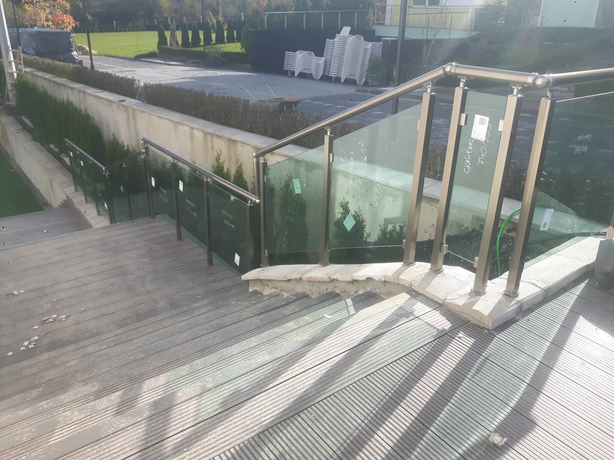 aluminievi parapeti sus stuklo 69