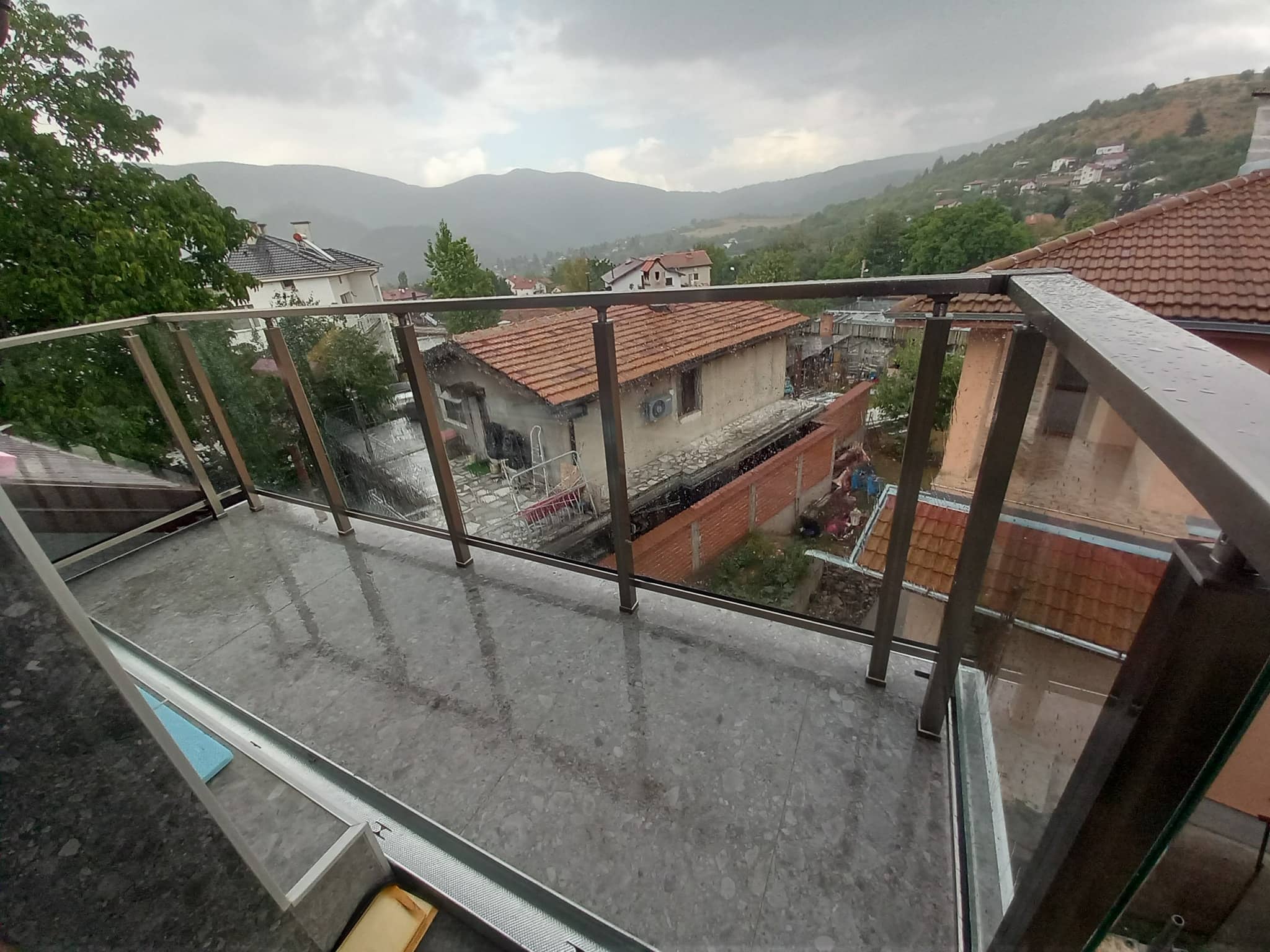 aluminievi parapeti sus stuklo 7