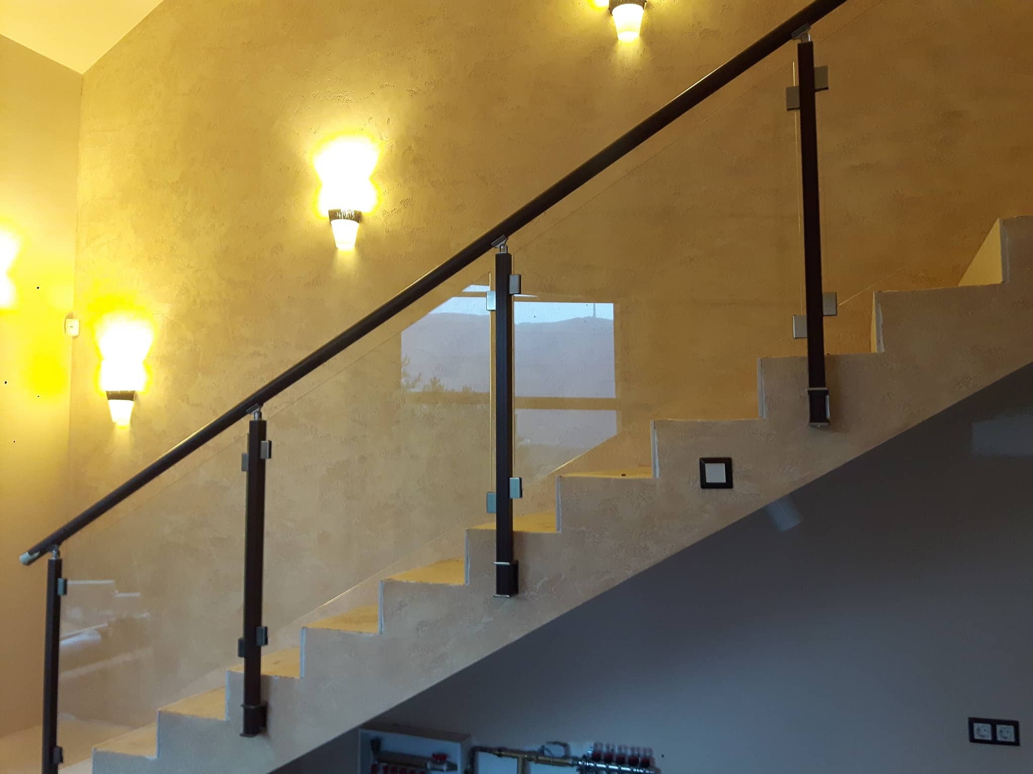 aluminievi parapeti sus stuklo 70