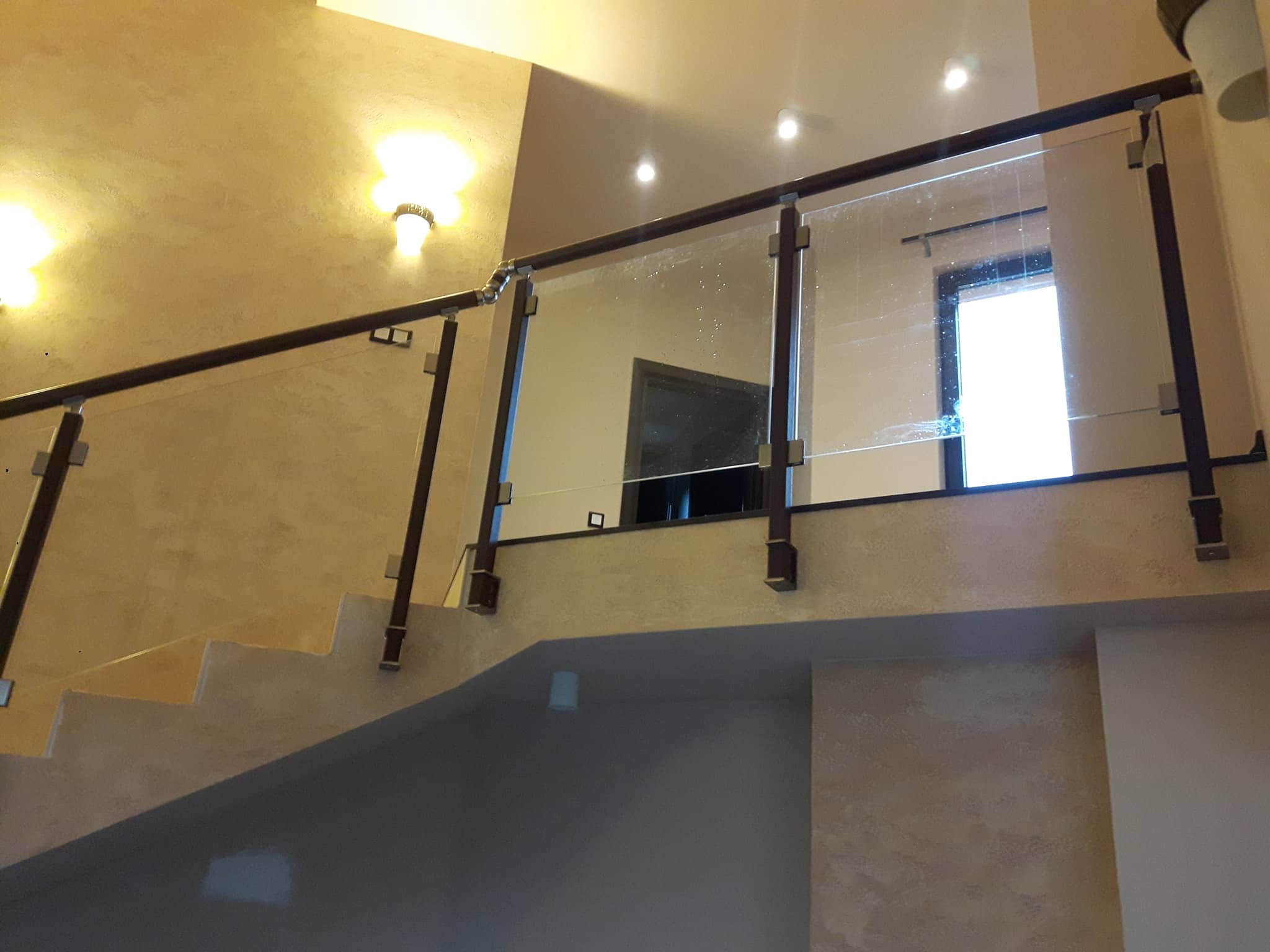 aluminievi parapeti sus stuklo 71