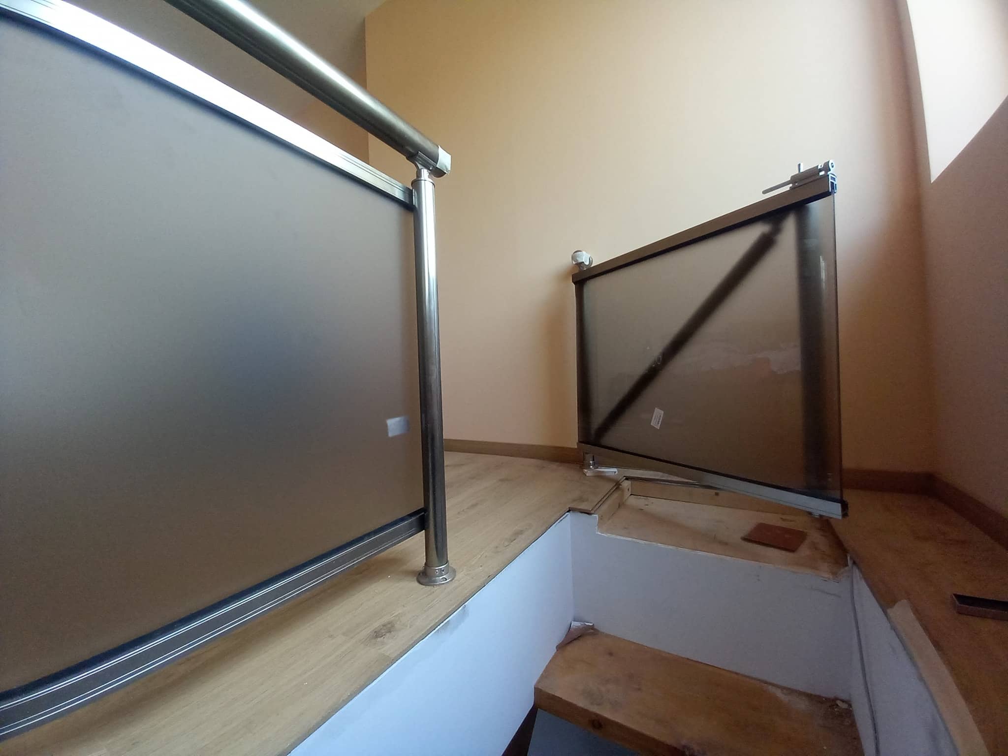 aluminievi parapeti sus stuklo 9