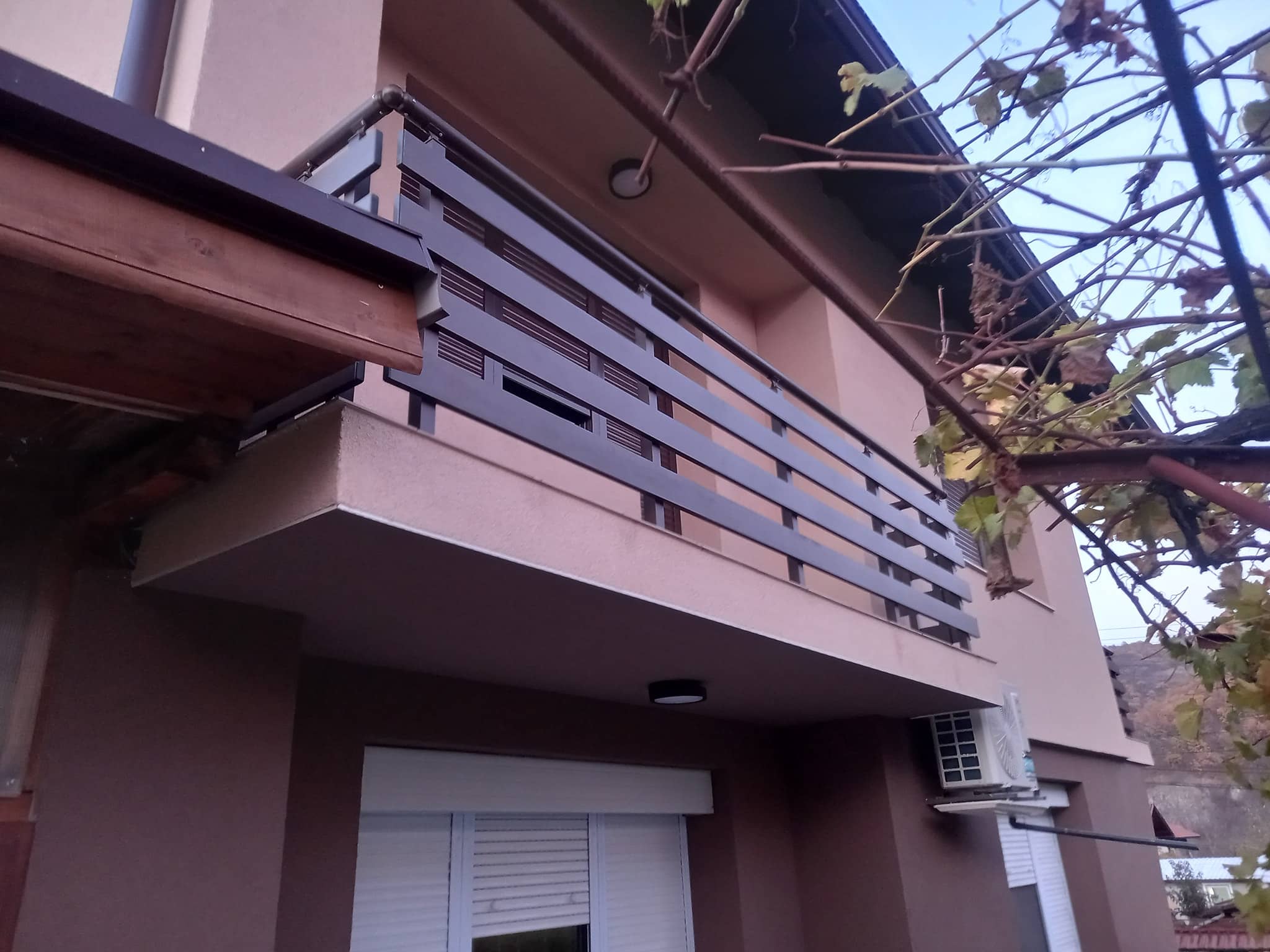 aluminiev parapet vila 1